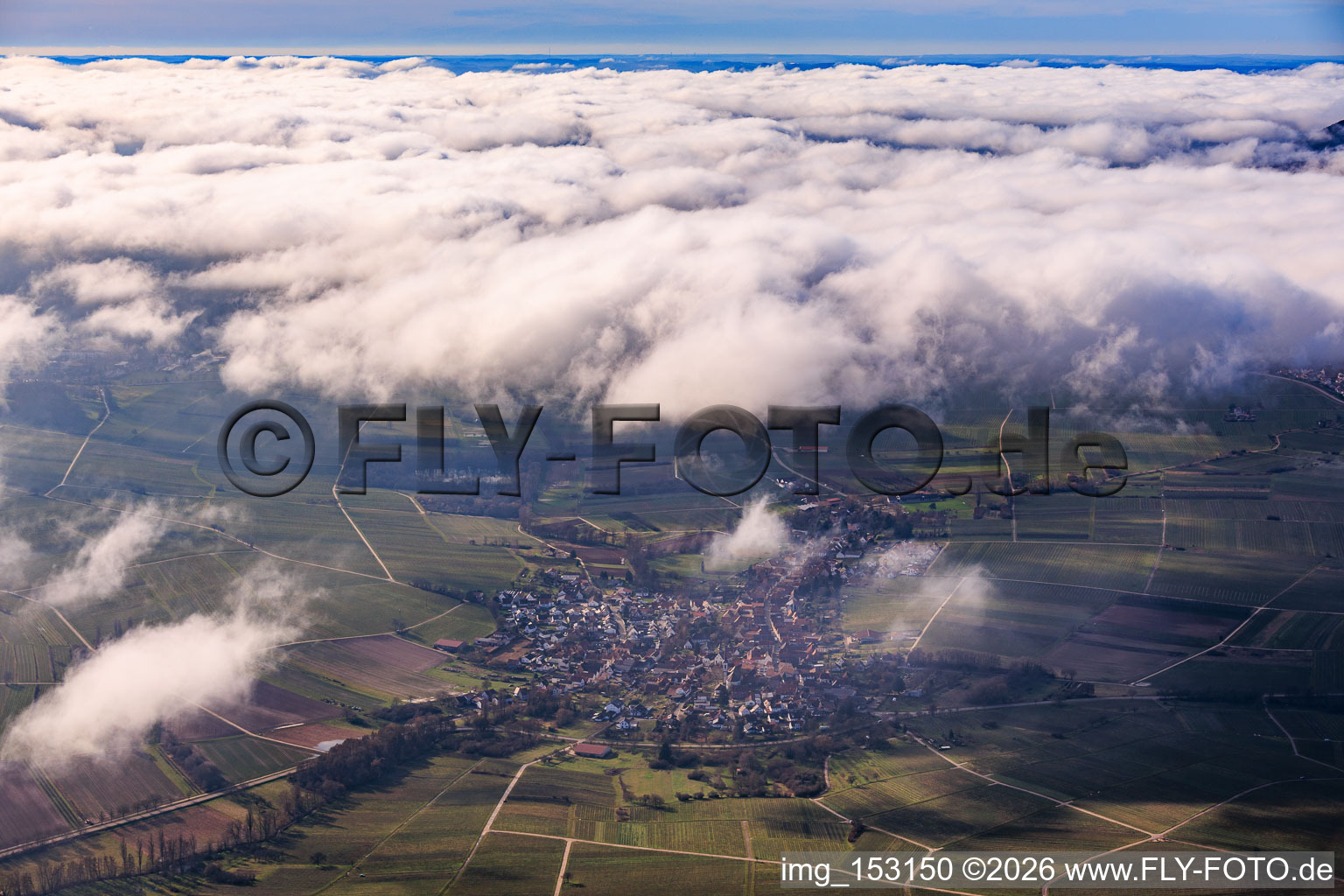Ortsansicht von Osten unter Wolken in Göcklingen im Bundesland Rheinland-Pfalz, Deutschland