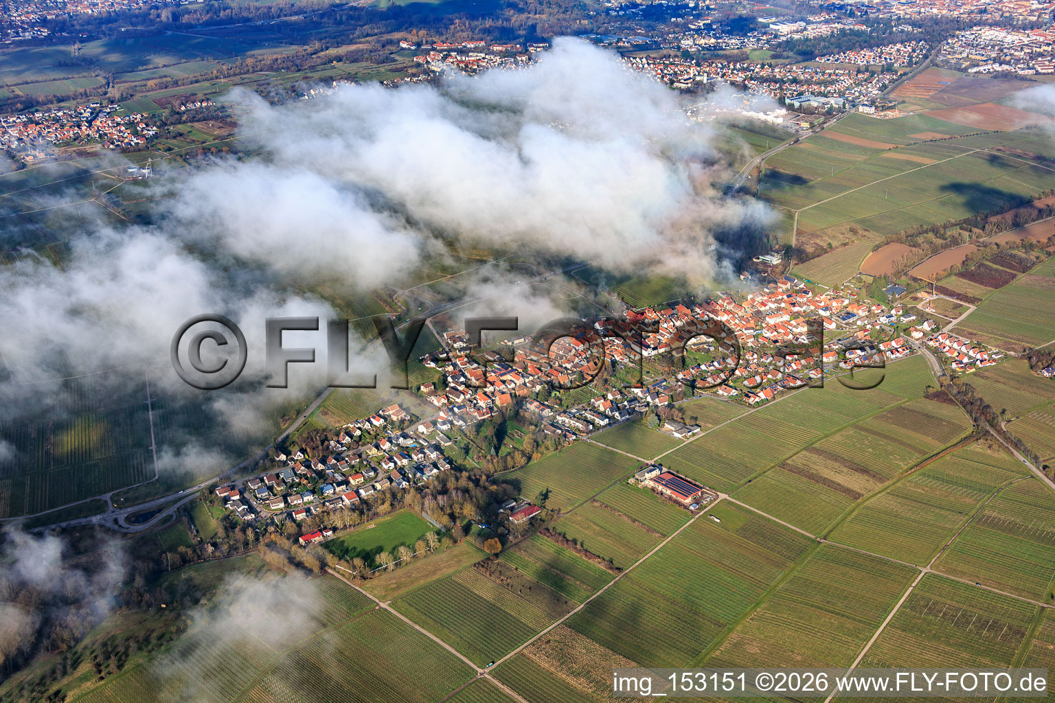 Ortsansicht von Südwesten unter Wolken im Ortsteil Wollmesheim in Landau in der Pfalz im Bundesland Rheinland-Pfalz, Deutschland