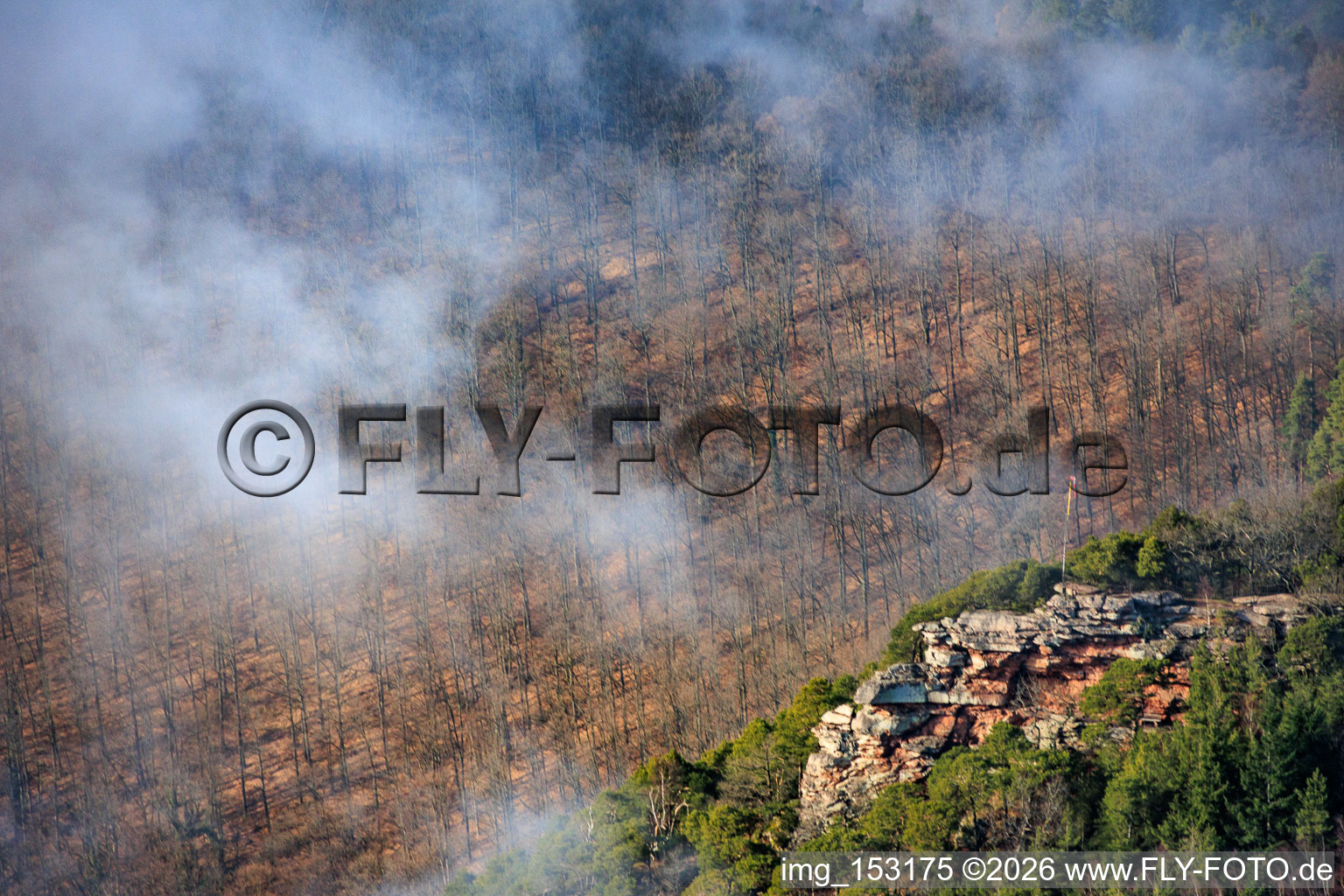 Orensfels mit Windsack in Wolken in Frankweiler im Bundesland Rheinland-Pfalz, Deutschland