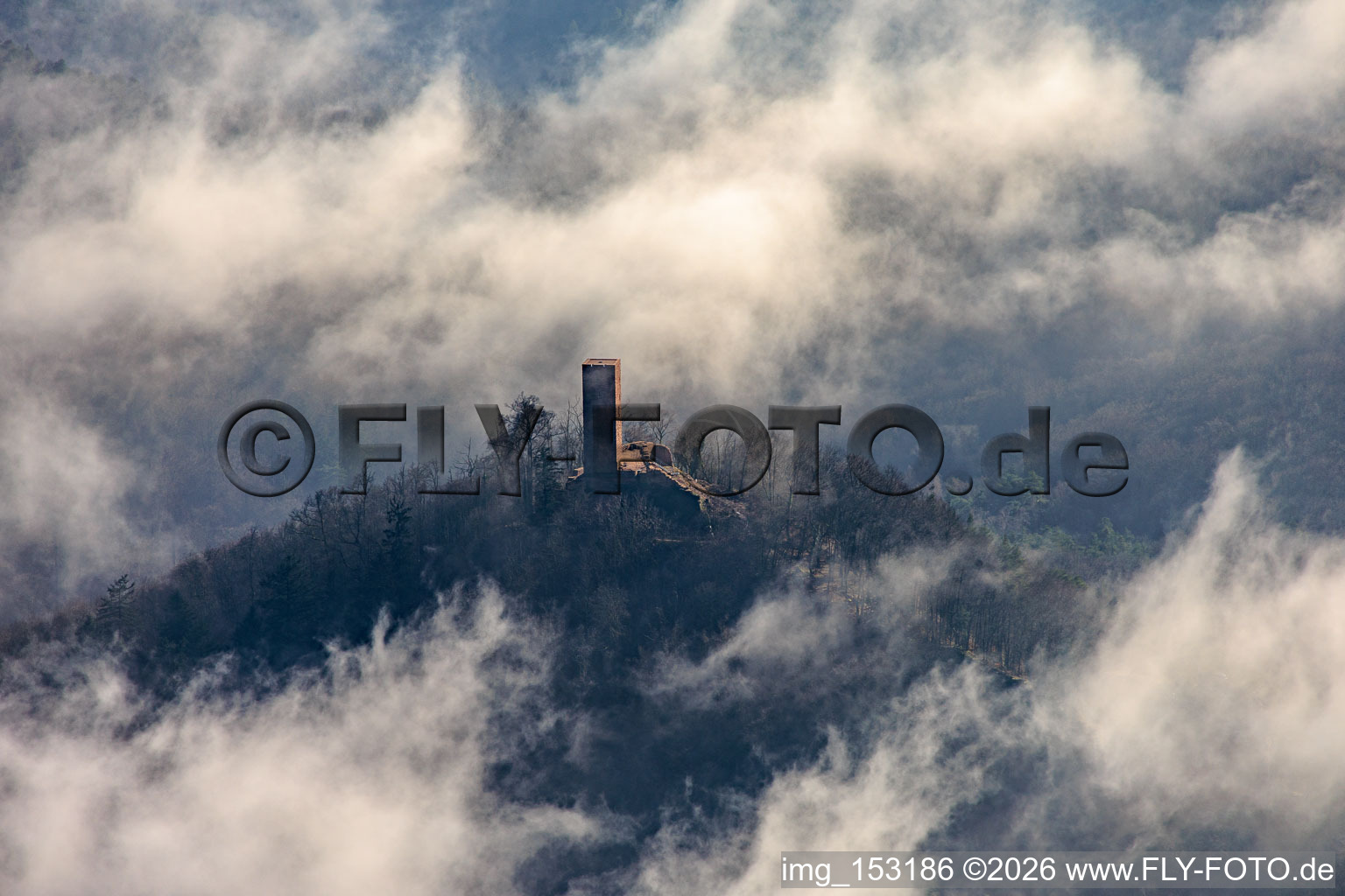 Burgruine Scharfenberg in Wolken in Leinsweiler im Bundesland Rheinland-Pfalz, Deutschland