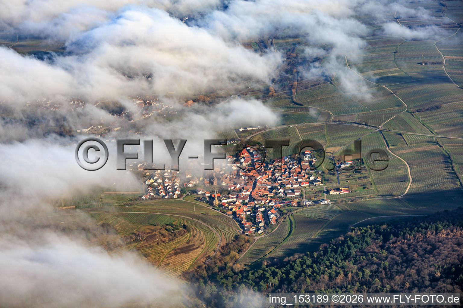 Winzerort unter Wolken aus Westen in Birkweiler im Bundesland Rheinland-Pfalz, Deutschland