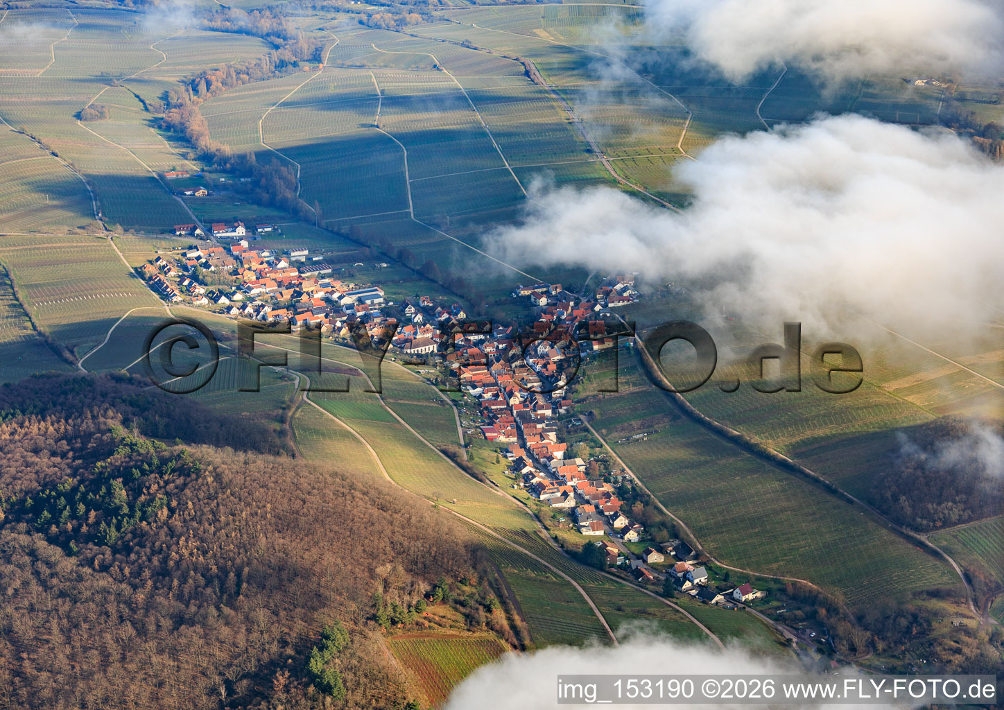 Winzerort unter Wolken aus Westen in Ranschbach im Bundesland Rheinland-Pfalz, Deutschland