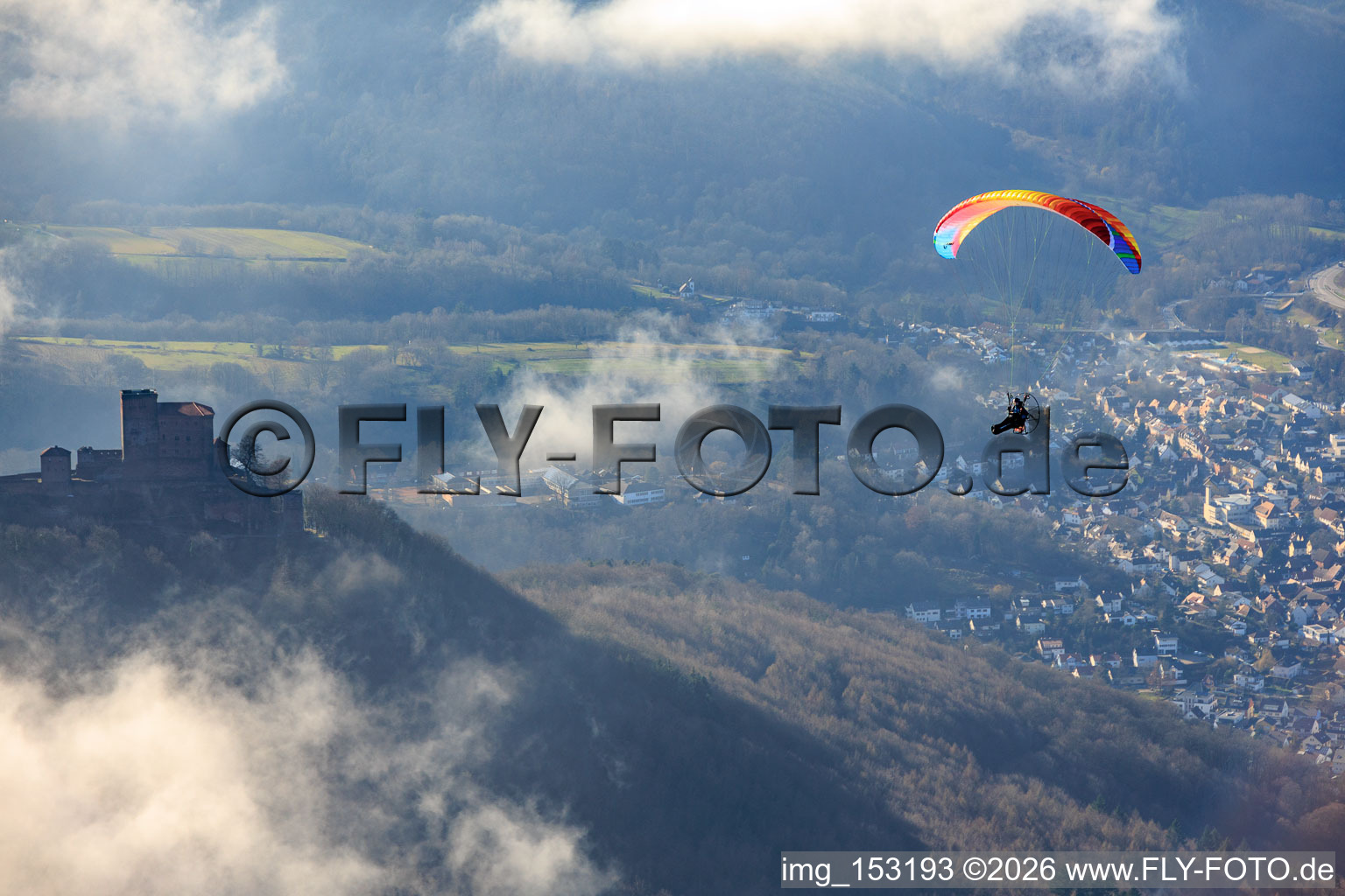 Burg Trifels mit Paragleiter in Wolken in Annweiler am Trifels im Bundesland Rheinland-Pfalz, Deutschland