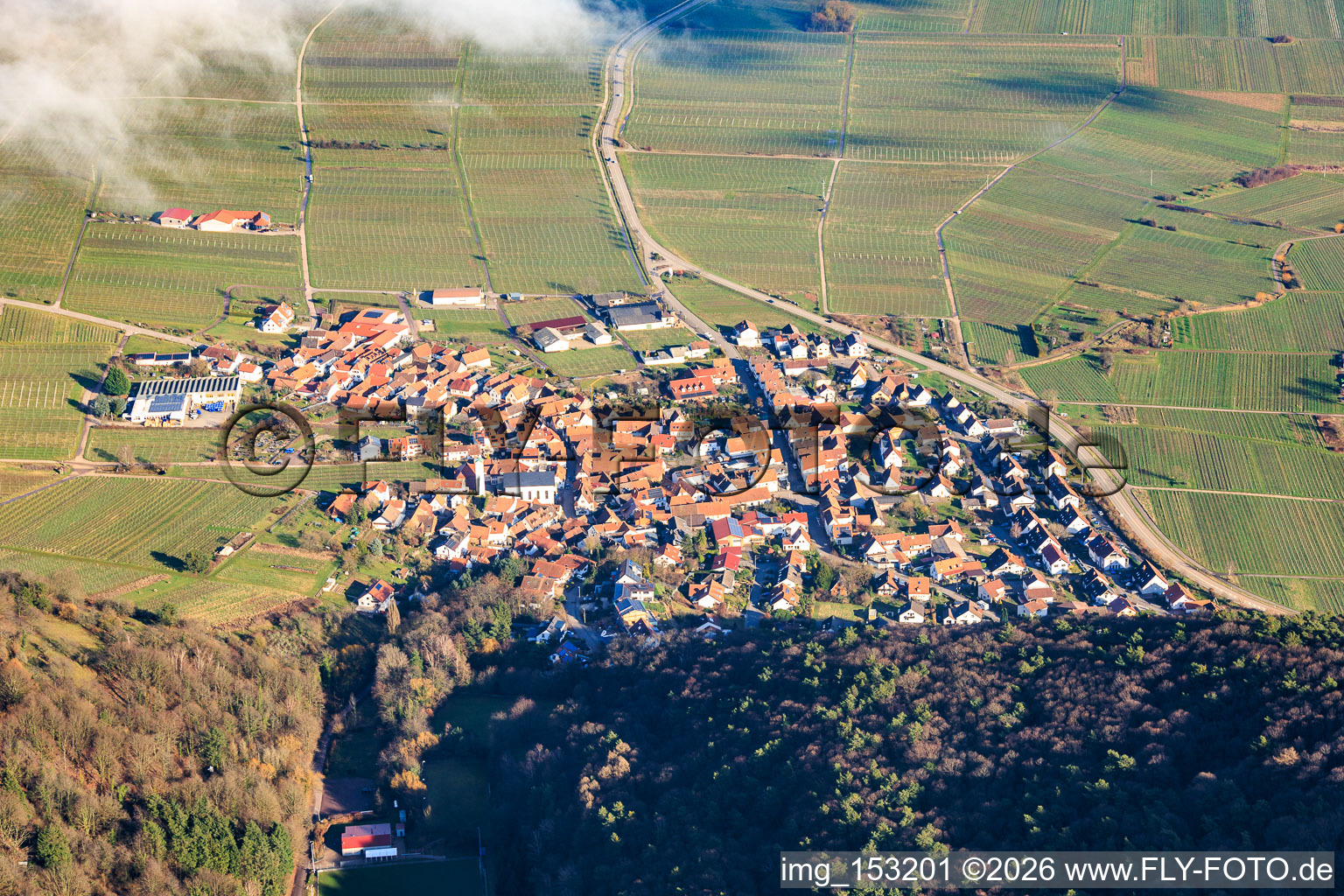 Winzerort unter Wolken aus Westen in Eschbach im Bundesland Rheinland-Pfalz, Deutschland