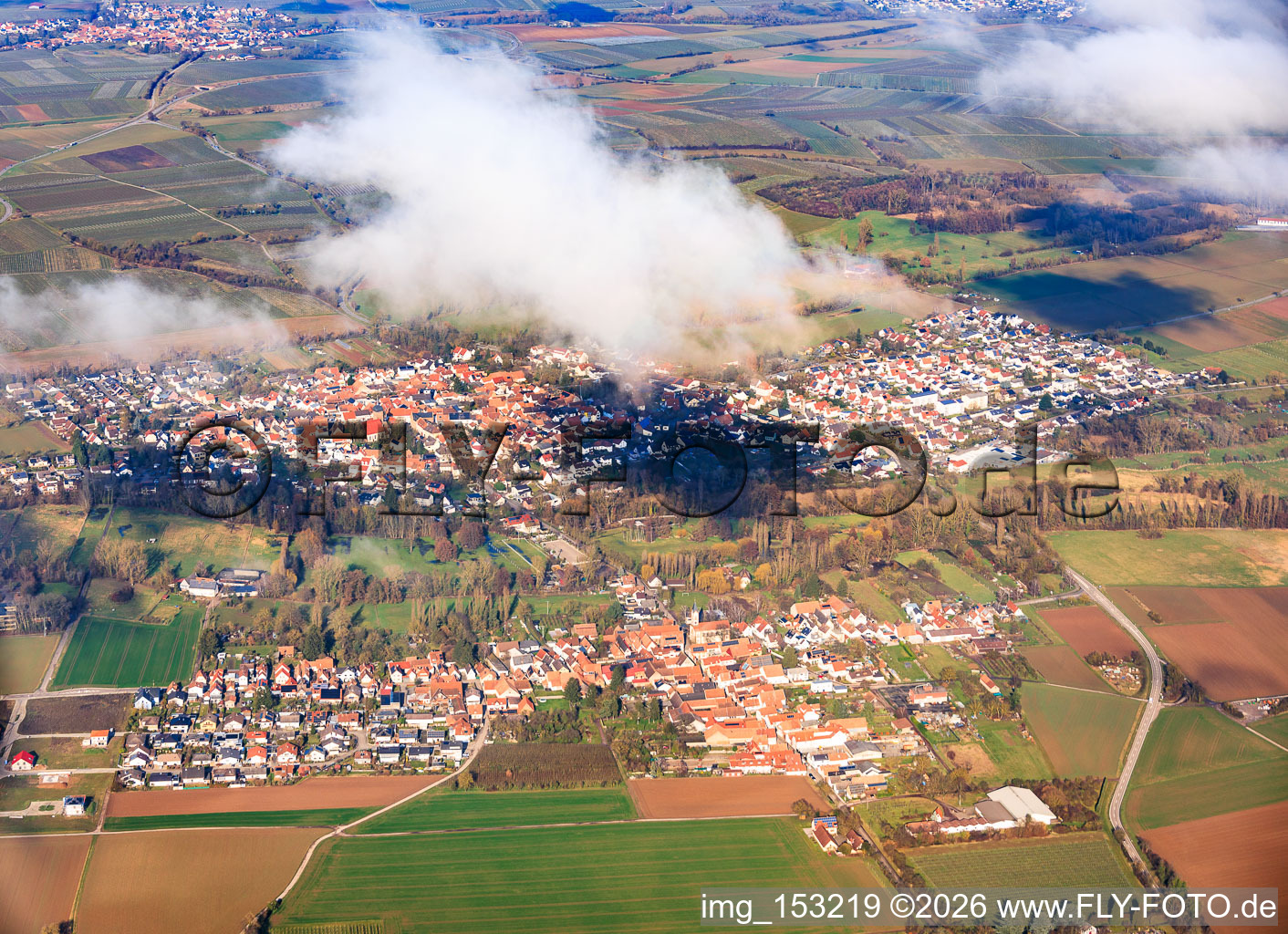 Ortsansicht von Süden unter Wolken im Ortsteil Billigheim in Billigheim-Ingenheim im Bundesland Rheinland-Pfalz, Deutschland