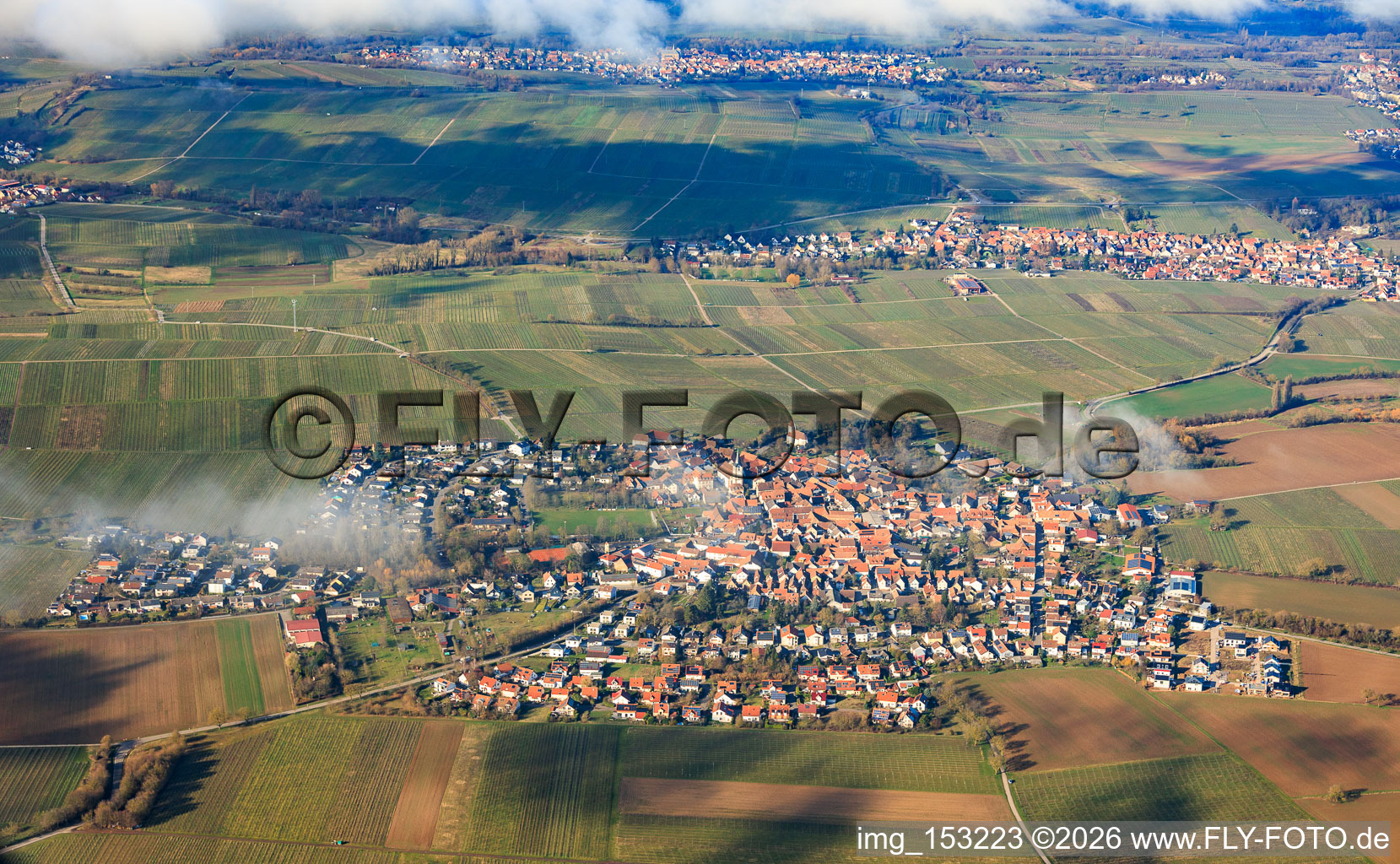 Ortsansicht von Süden unter Wolken im Ortsteil Mörzheim in Landau in der Pfalz im Bundesland Rheinland-Pfalz, Deutschland