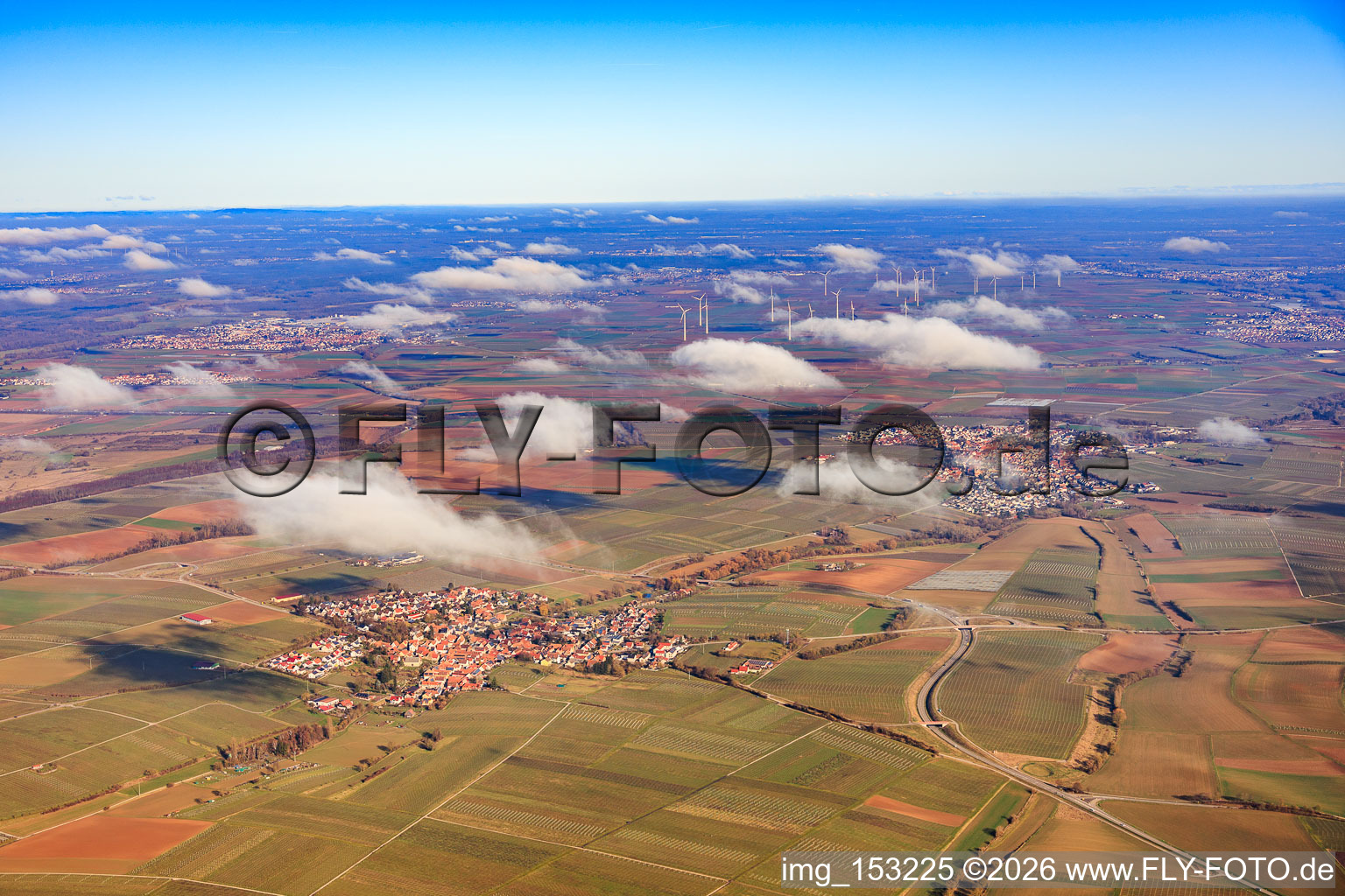 Ortsansicht von Westen unter Wolken in Insheim im Bundesland Rheinland-Pfalz, Deutschland
