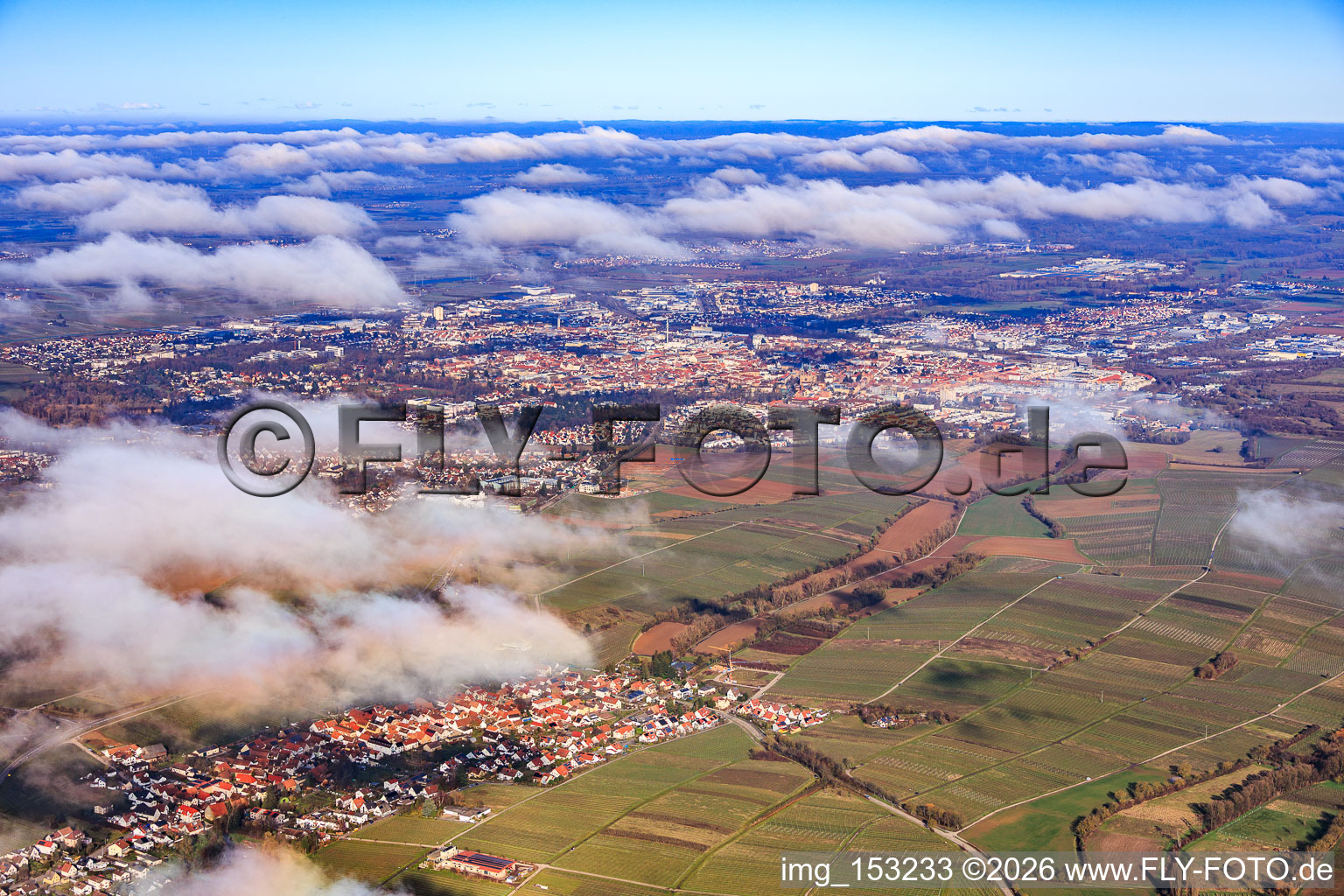 Stadtansicht von Südwesten unter Wolken in Landau in der Pfalz im Bundesland Rheinland-Pfalz, Deutschland