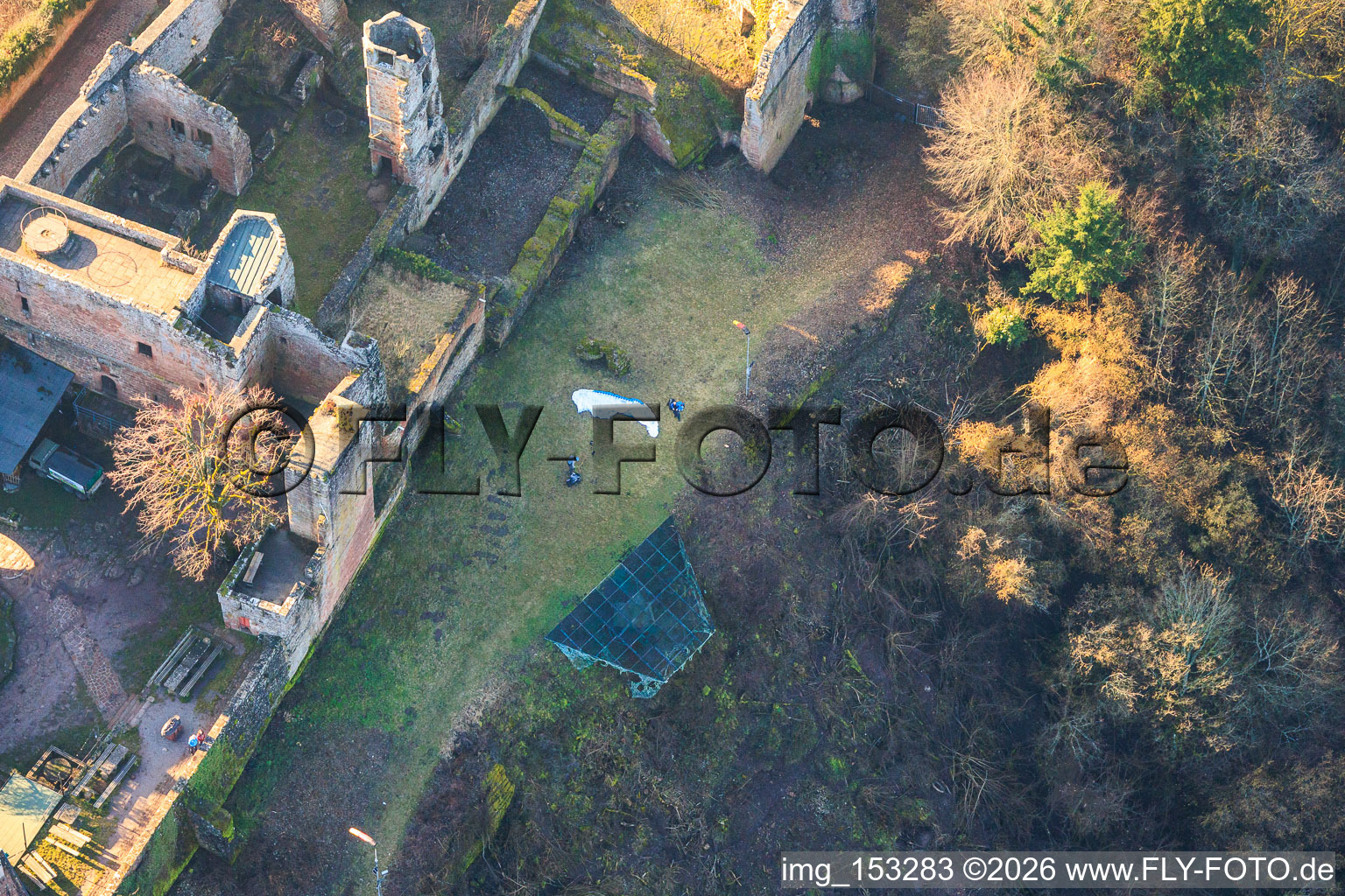 Luftbild von Startvorbereitungen von Gleitschrimpiloten an der Drachenrampe unter der Madenburg in Eschbach im Bundesland Rheinland-Pfalz, Deutschland