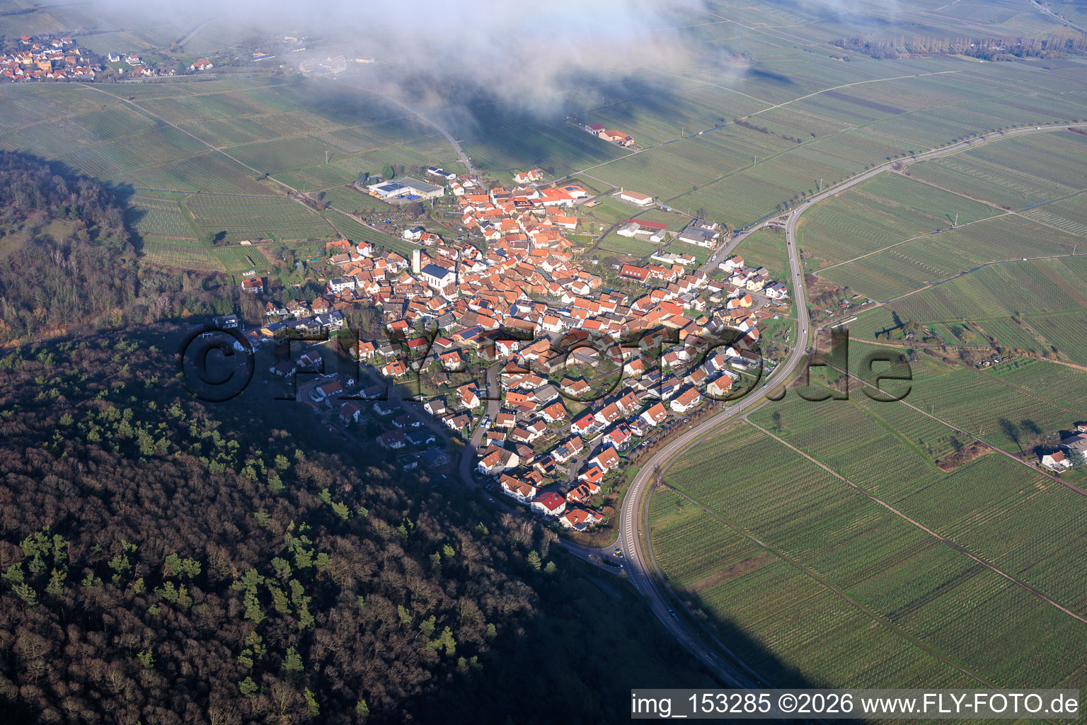 Winzerort unter Wolken aus Südwesten in Eschbach im Bundesland Rheinland-Pfalz, Deutschland