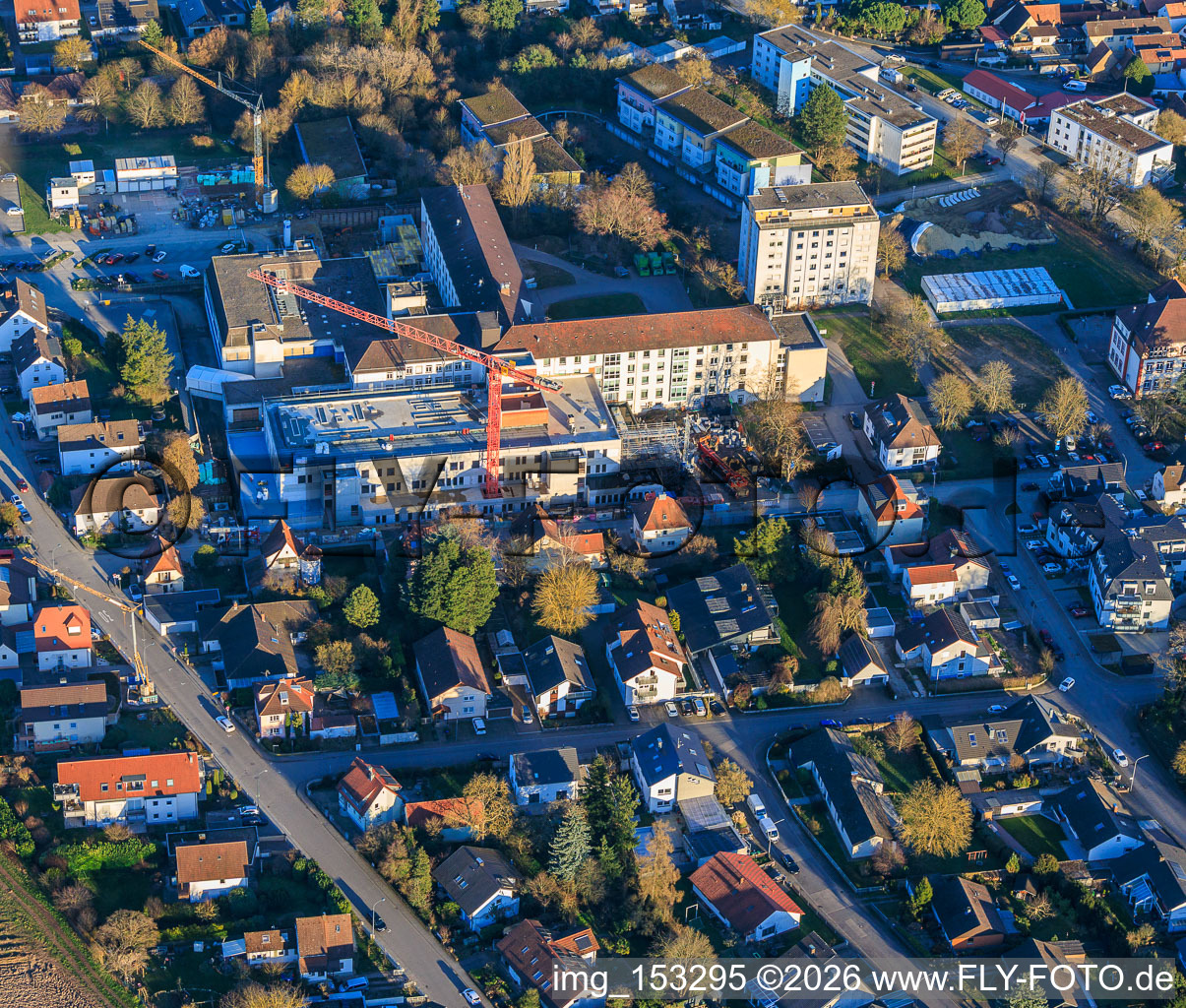 Baustelle zur Erweiterung der Asklepios Südpfalzklinik Kandel im Bundesland Rheinland-Pfalz, Deutschland von oben gesehen