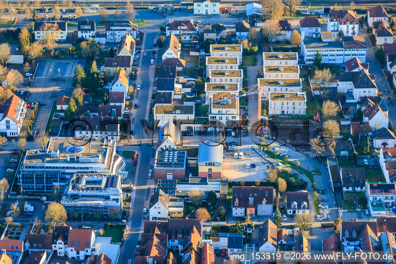 Schrägluftbild von Baugrube zur Erweiterung der Wohnanlage Im Stadtkern in Kandel im Bundesland Rheinland-Pfalz, Deutschland