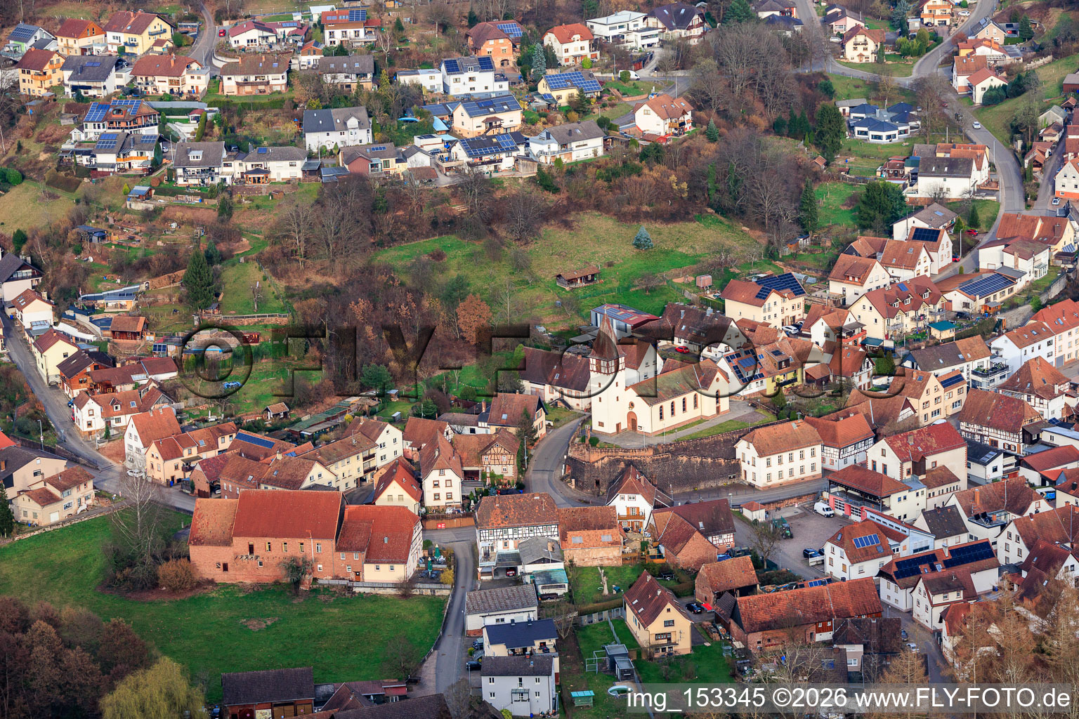 Dorfansicht von Westen mit Wasgau-Laden und Kirche St. Peter und Paul in Bundenthal im Bundesland Rheinland-Pfalz, Deutschland