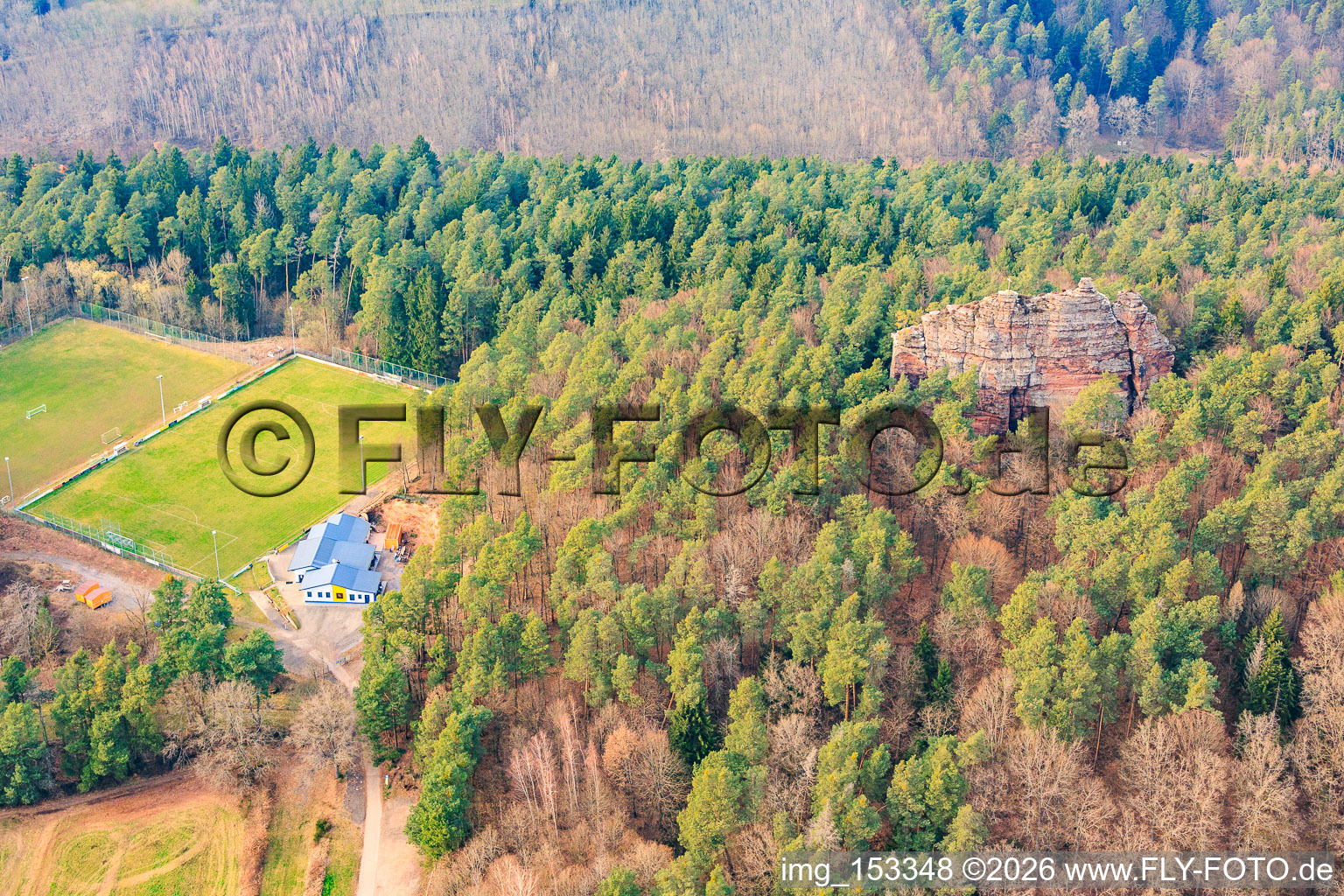 Sportplatz der Sportfreunde Bundenthal 1984 eV am Naturdenkmal Fladensteine (Buntsandsteinfelsen) im Bundesland Rheinland-Pfalz, Deutschland