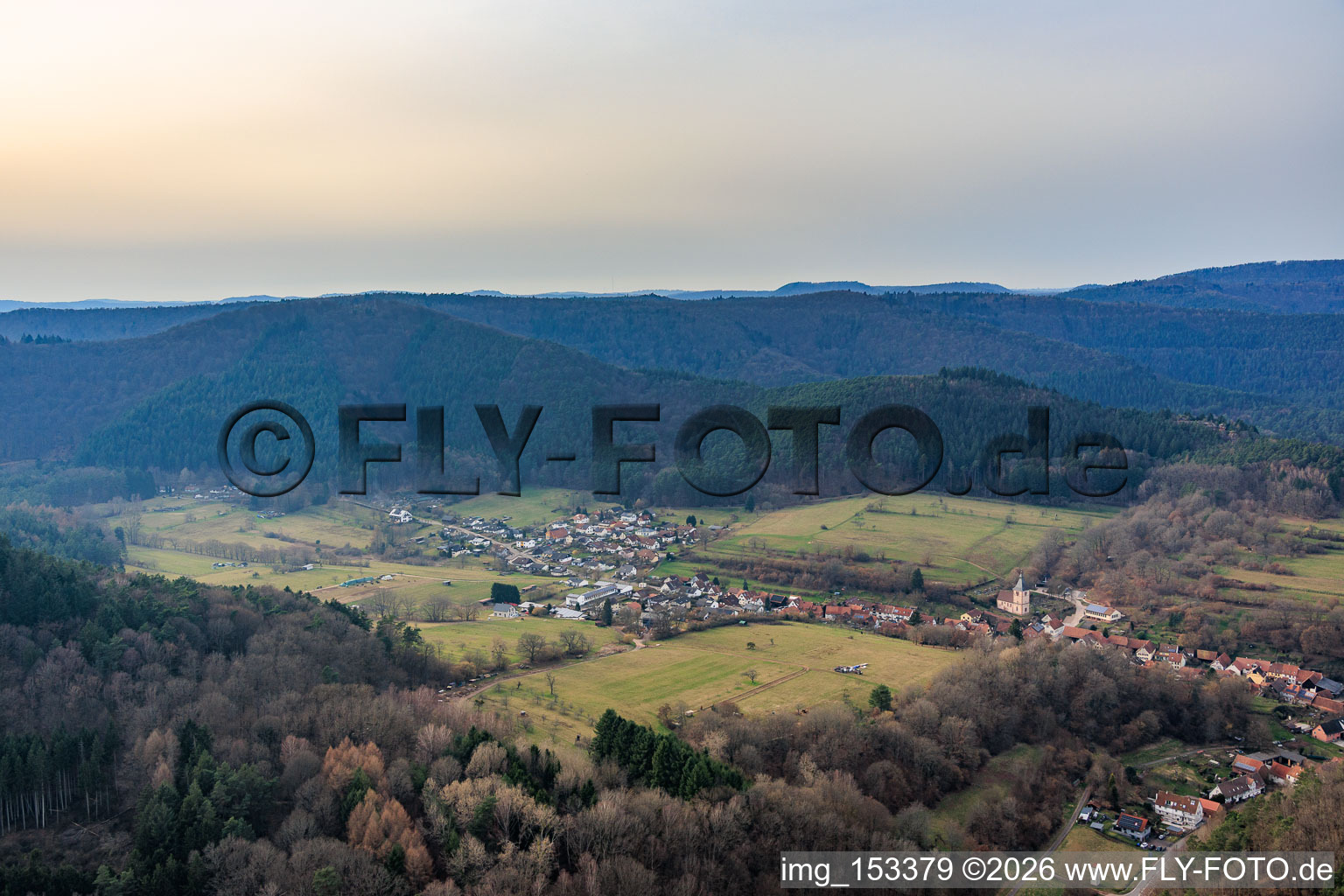 Rumbach von Südosten im Bundesland Rheinland-Pfalz, Deutschland