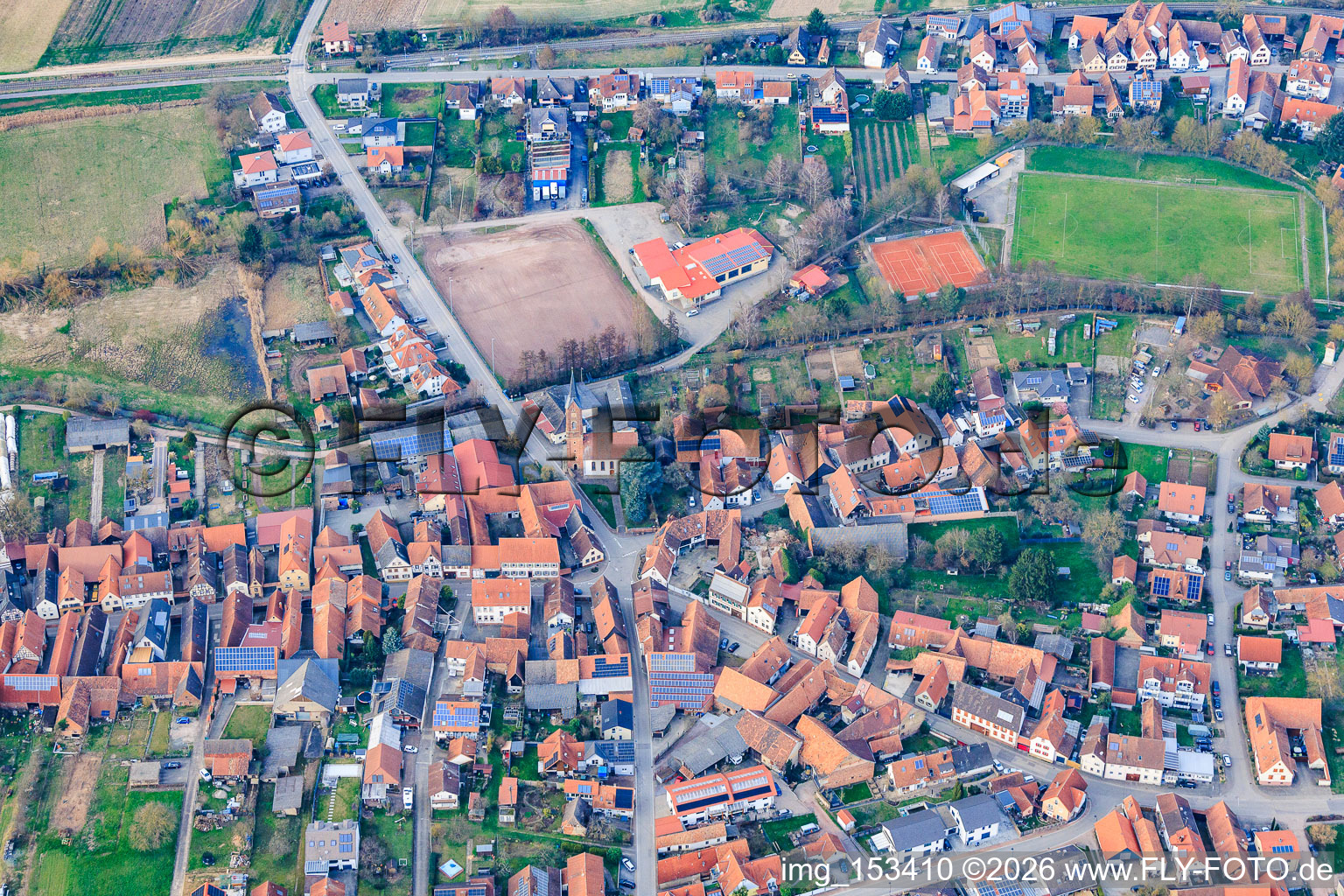 Dorfmitte von Süden mit Festplatz an der Wasgauhalle im Ortsteil Kapellen in Kapellen-Drusweiler im Bundesland Rheinland-Pfalz, Deutschland