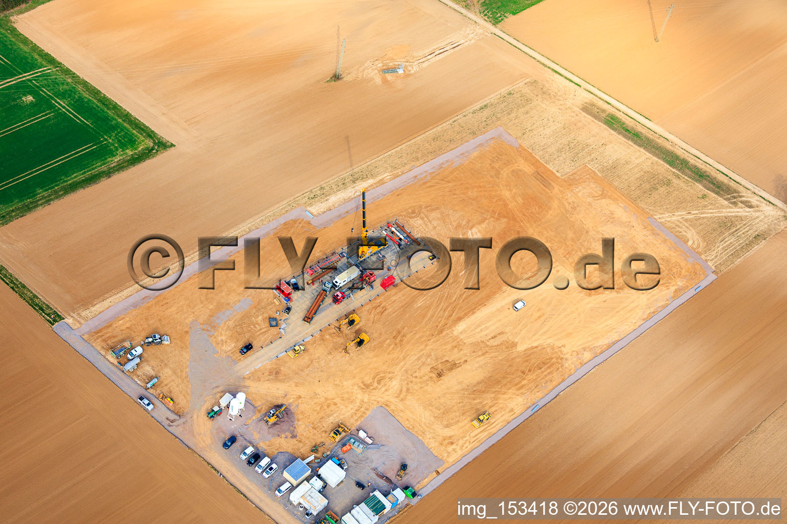 Bohrturm des zweiten Tiefenbohrplatz von Vulcan Energy zwischen Rohrbach und Insheim zur Förderung von Geothermie und Lithium im Bundesland Rheinland-Pfalz, Deutschland