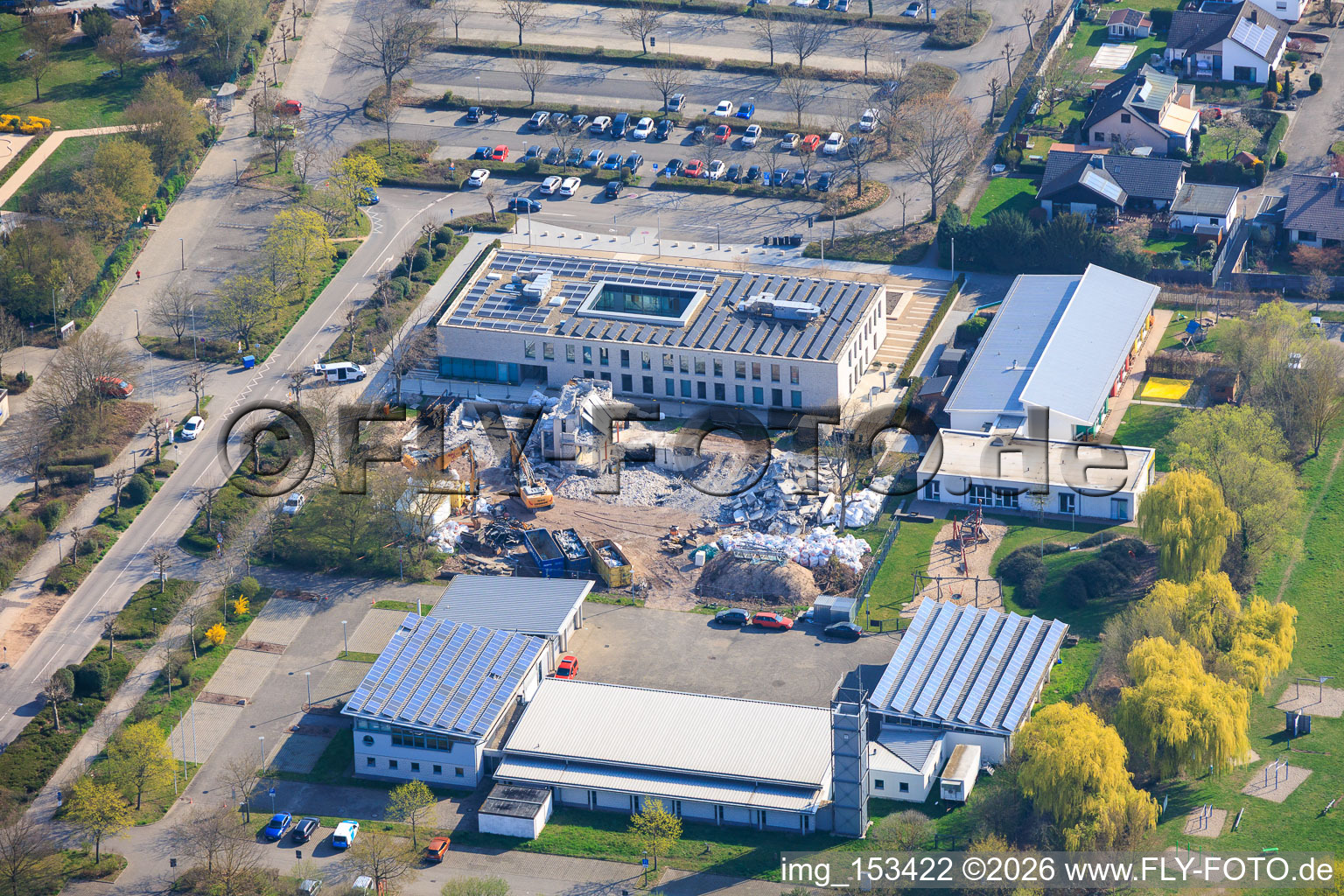 Abriss des alten Rathaus Offenbach an der Queich zwischen Feuerwehr, Kommunale Kita Queichhüpfer und Rathaus-Neubau im Bundesland Rheinland-Pfalz, Deutschland