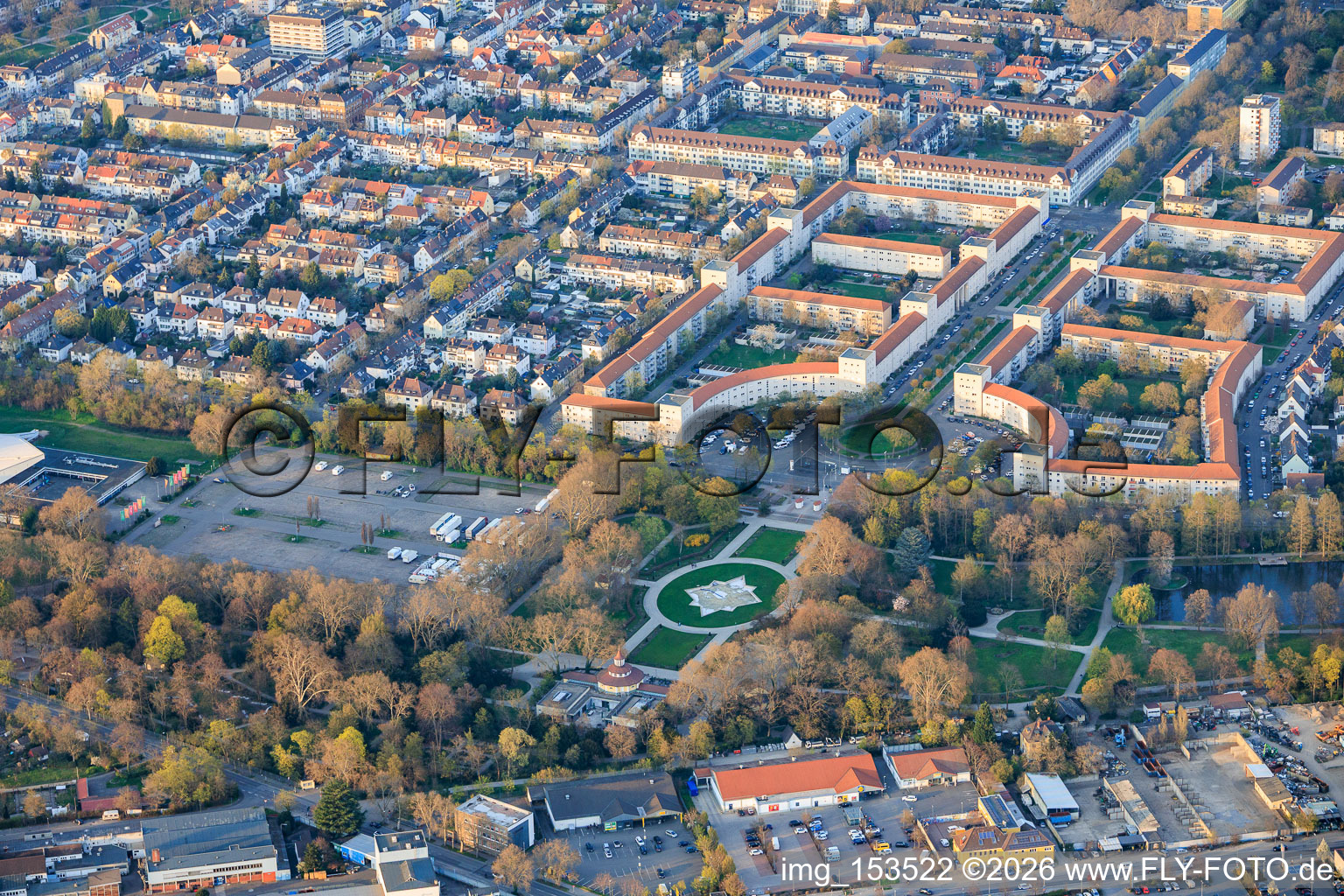 Herbert-Müller-Platz am Eingang zum Ebertpark im Ortsteil Friesenheim in Ludwigshafen am Rhein im Bundesland Rheinland-Pfalz, Deutschland