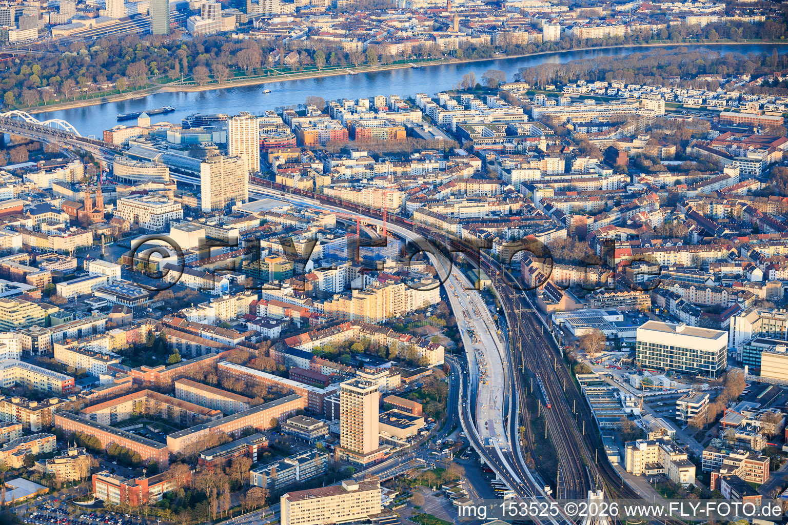 Baustelle der neugebauten Hochstraße Süd (B37) vom Hauptbahnhof bis zur Konrad-Adenauer-Brücke über den Rhein im Ortsteil Mitte in Ludwigshafen am Rhein im Bundesland Rheinland-Pfalz, Deutschland