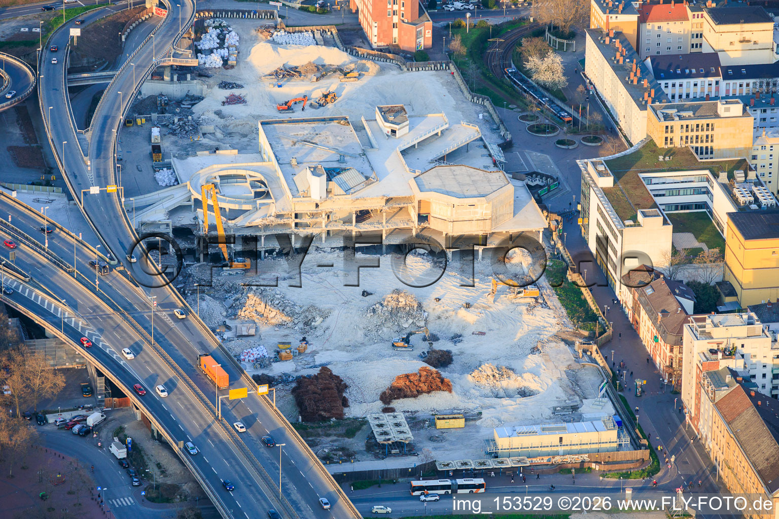 Bis auf die Grundmauern abgerissenes, ehemaliges Rathaus Center an der noch abzureissenden Hochstraße Nord(B44) im Ortsteil West in Ludwigshafen am Rhein im Bundesland Rheinland-Pfalz, Deutschland