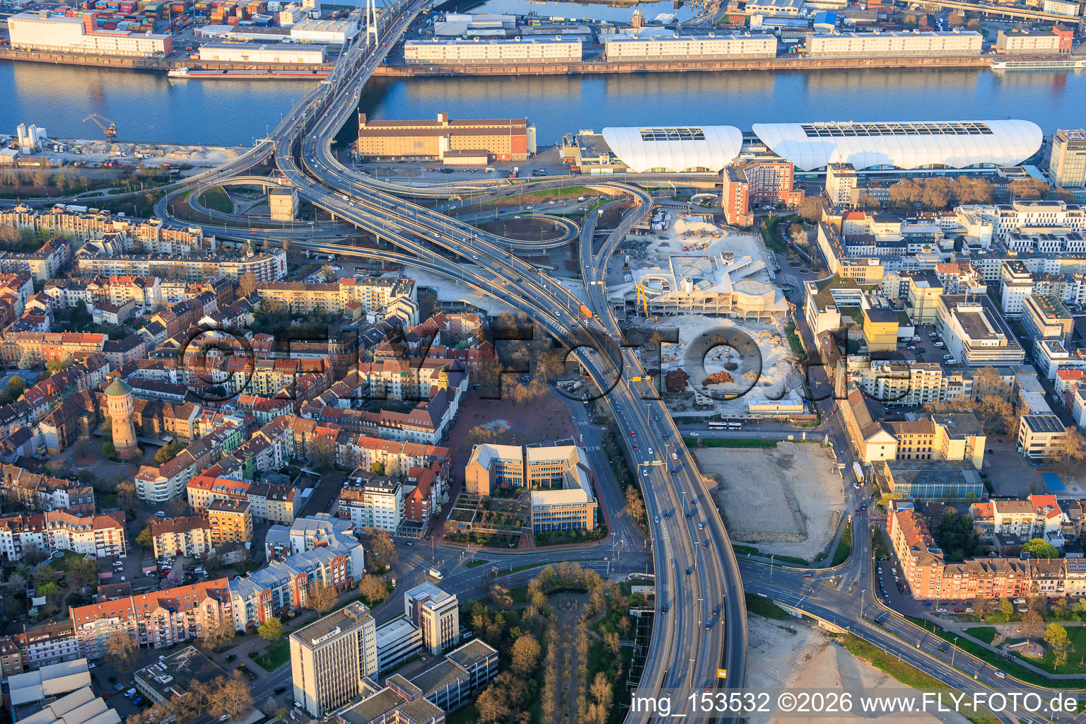 Gelände der künftigen Helmut-Kohl Allee auf dem Grund des bis auf die Grundmauern abgerissenen, ehemaligen Rathaus Center an der noch abzureissenden Hochstraße Nord(B44) im Ortsteil Mitte in Ludwigshafen am Rhein im Bundesland Rheinland-Pfalz, Deutschland