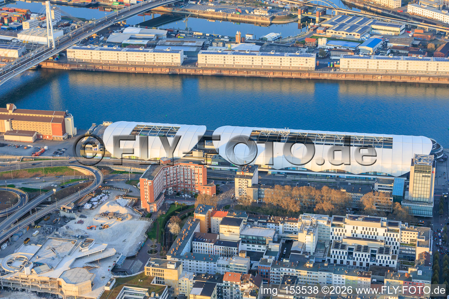Rhein-Galerie am Rheinufer von Westen im Ortsteil Mitte in Ludwigshafen am Rhein im Bundesland Rheinland-Pfalz, Deutschland