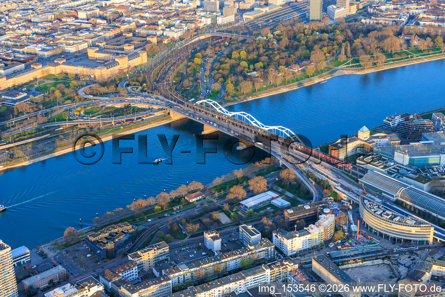 Rhein mit Konrad-Adenauer-Brücke und Berliner Platz im Ortsteil Innenstadt in Mannheim im Bundesland Baden-Württemberg, Deutschland