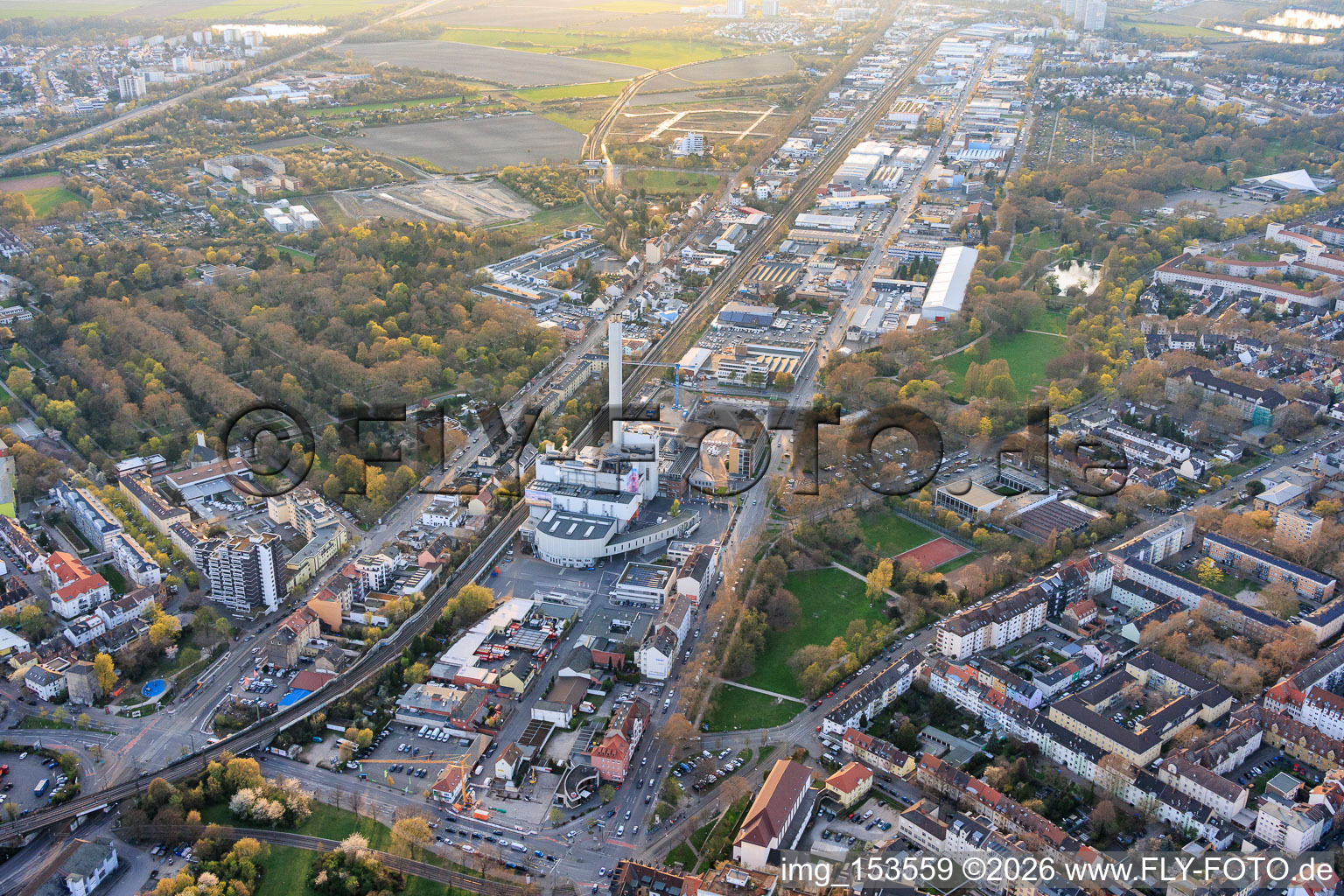 Industriestr mit GML – Gemeinschafts-Müllheizkraftwerk Ludwigshafen GmbH im Ortsteil Hemshof in Ludwigshafen am Rhein im Bundesland Rheinland-Pfalz, Deutschland