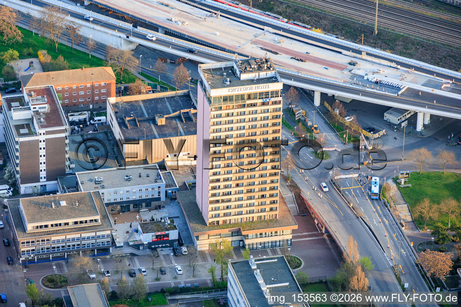 Hochhaus des Excelsior Hotel Ludwigshafen im Ortsteil Mitte in Ludwigshafen am Rhein im Bundesland Rheinland-Pfalz, Deutschland