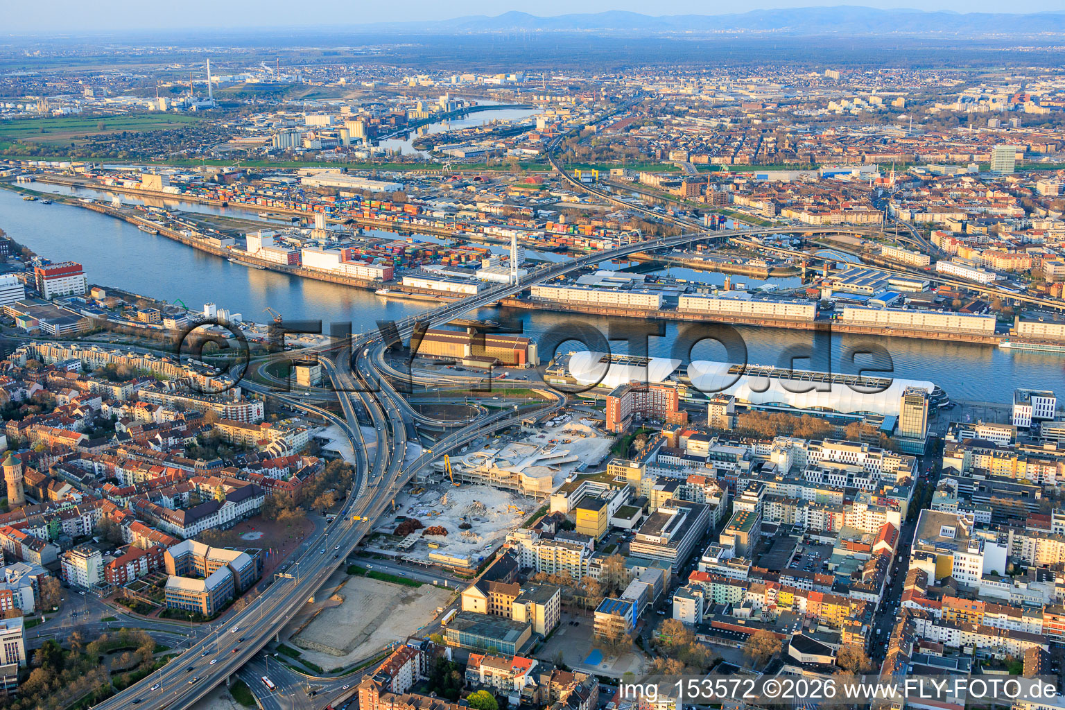 Mitte von Westen in Ludwigshafen am Rhein im Bundesland Rheinland-Pfalz, Deutschland