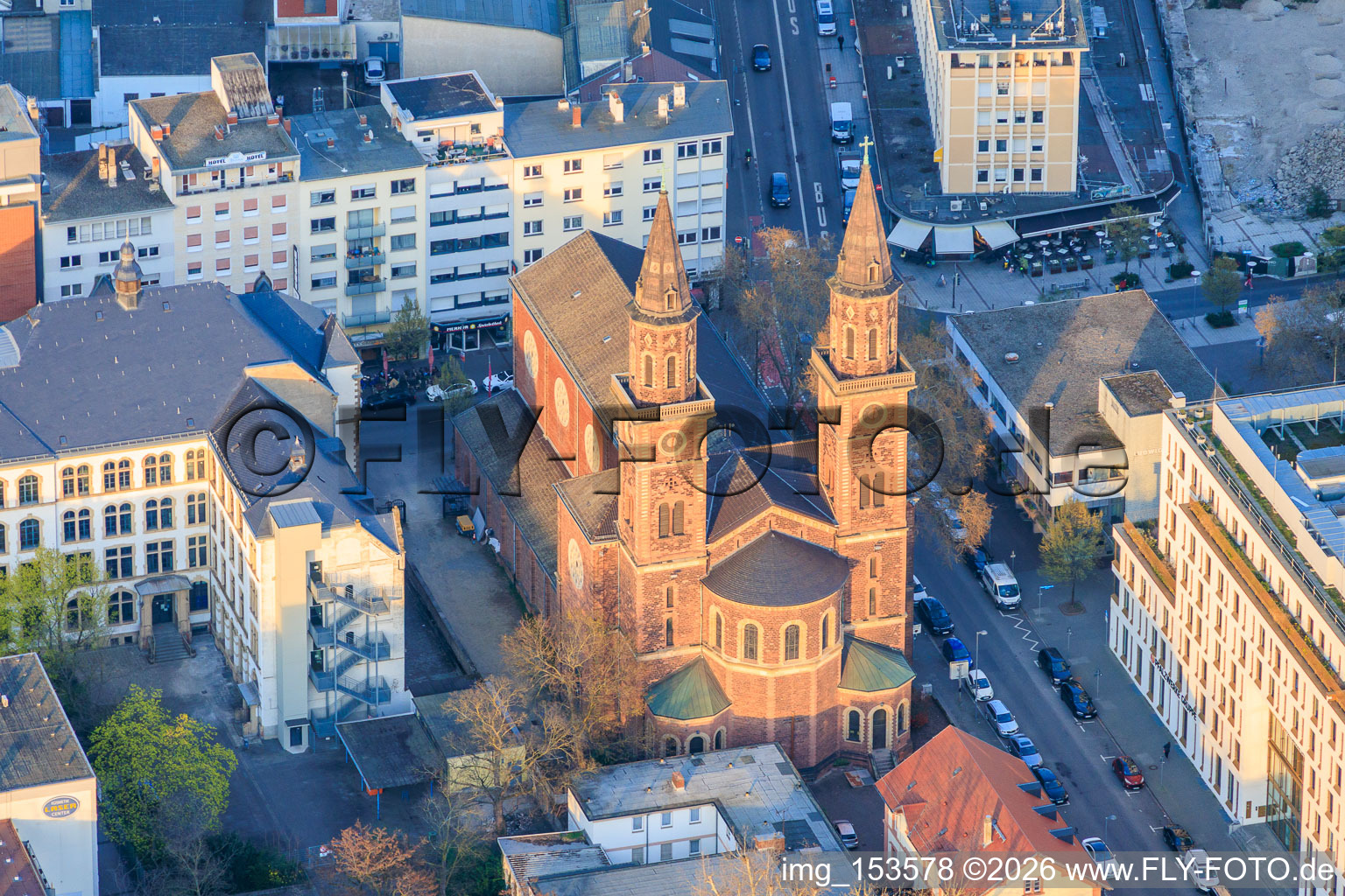 Kirche St. Ludwig an der Wredestraße im Ortsteil Mitte in Ludwigshafen am Rhein im Bundesland Rheinland-Pfalz, Deutschland