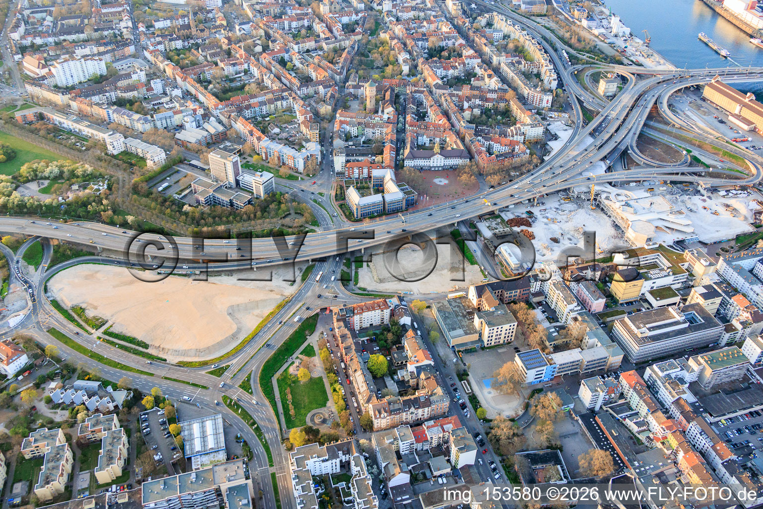 Gelände der künftigen Helmut-Kohl Allee auf dem Grund des bis auf die Grundmauern abgerissenen, ehemaligen Rathaus Center an der noch abzureissenden Hochstraße Nord(B44) im Ortsteil Mitte in Ludwigshafen am Rhein im Bundesland Rheinland-Pfalz, Deutschland