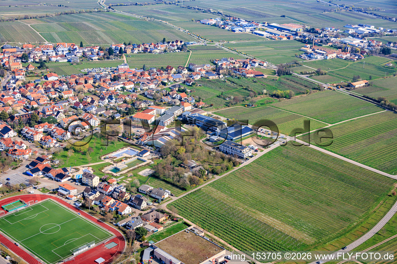 Sportpark Maikammer mit Kalmit-Sporthalle und Gebrüder-Ullrich-Realschule plus im Bundesland Rheinland-Pfalz, Deutschland
