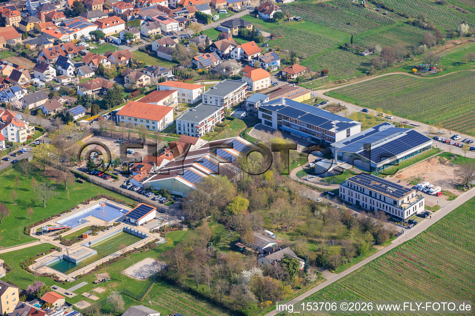 Sportpark Maikammer mit Kalmit-Sporthalle und Gebrüder-Ullrich-Realschule plus im Bundesland Rheinland-Pfalz, Deutschland