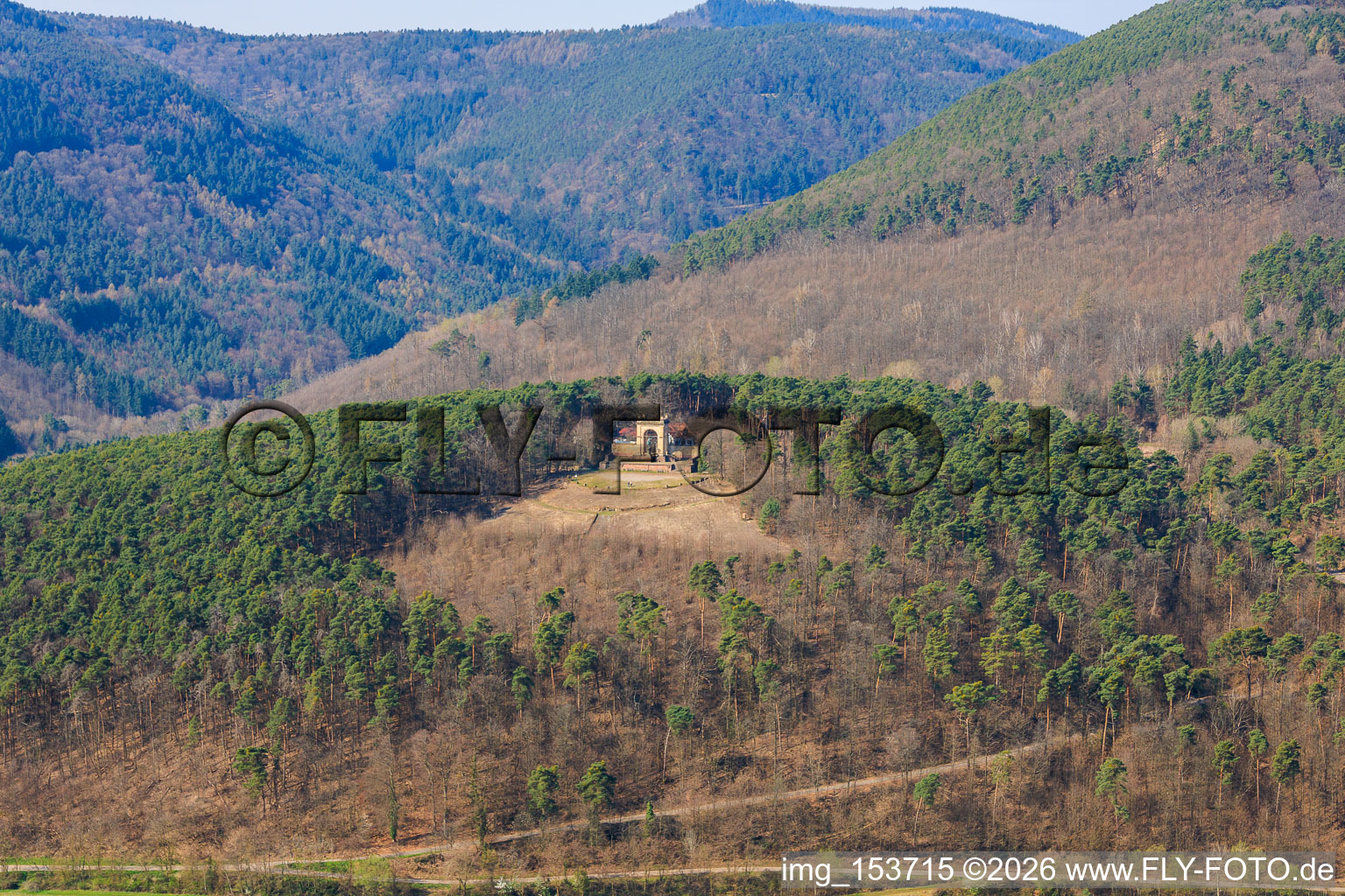 Freigeräumte Plattform vor dem renovierten Sieges- und Friedensdenkmal in Edenkoben im Bundesland Rheinland-Pfalz, Deutschland