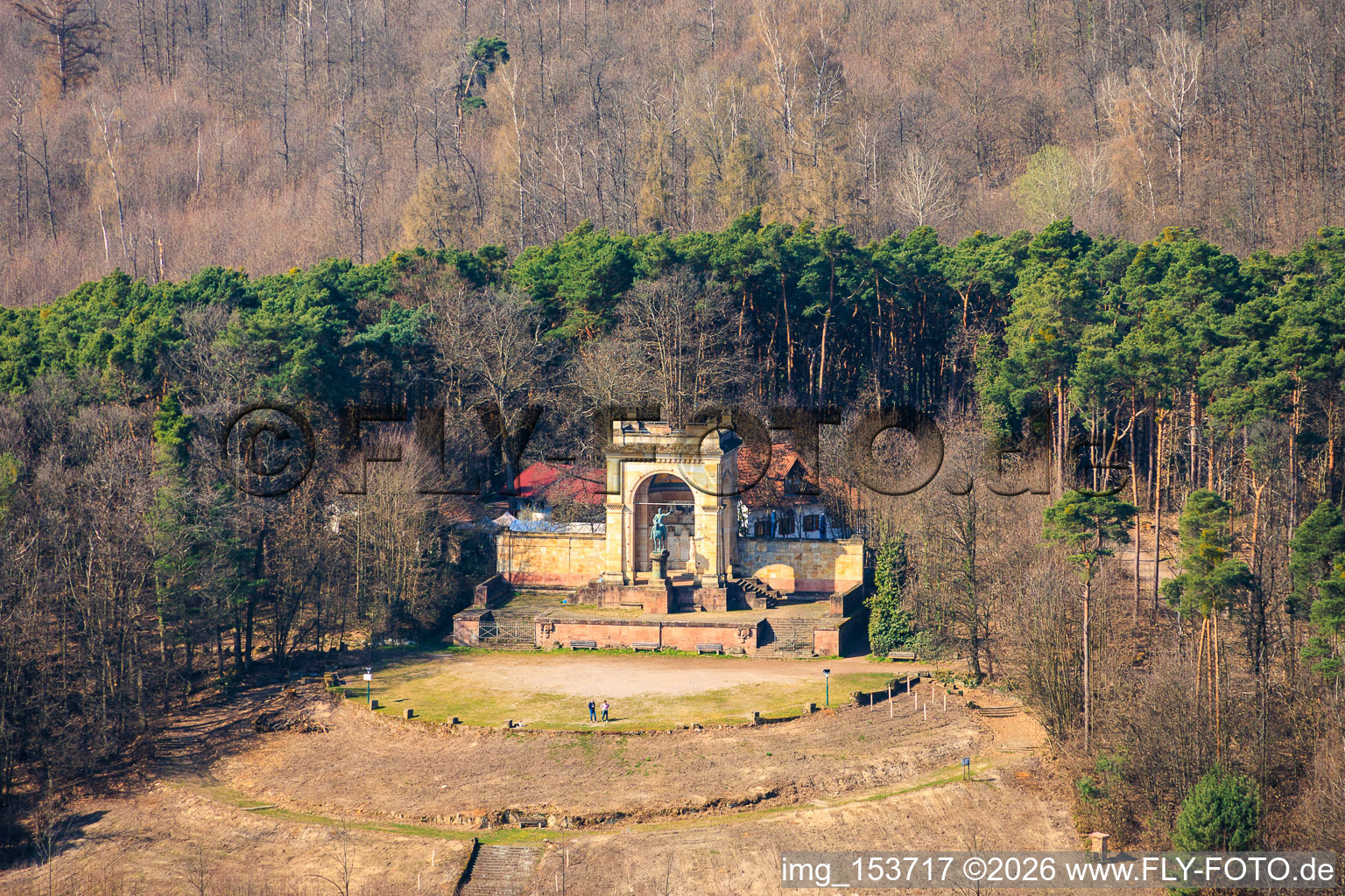 Freigeräumte Plattform vor dem renovierten Sieges- und Friedensdenkmal in Edenkoben im Bundesland Rheinland-Pfalz, Deutschland