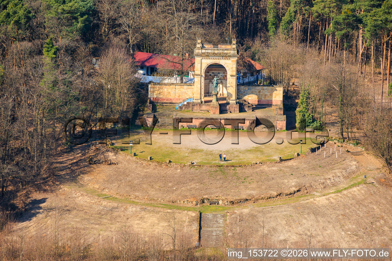 Freigeräumte Plattform vor dem renovierten Sieges- und Friedensdenkmal in Edenkoben im Bundesland Rheinland-Pfalz, Deutschland