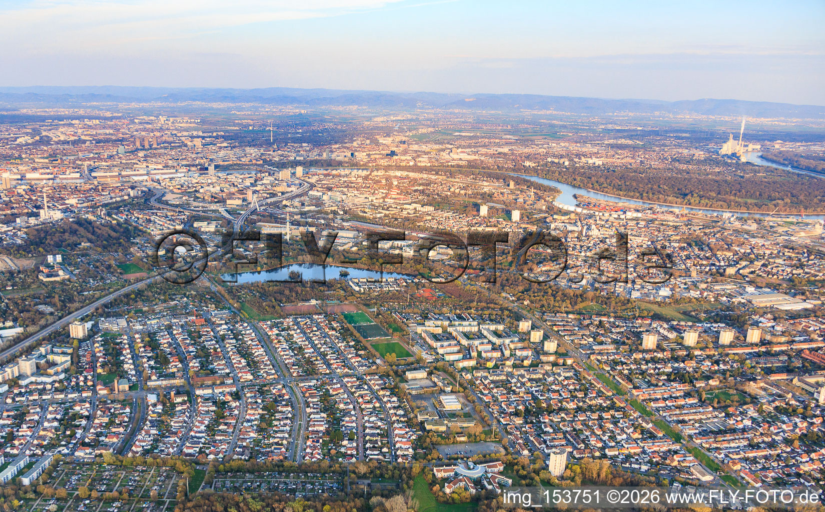 Gartenstadt aus Westen in Ludwigshafen am Rhein im Bundesland Rheinland-Pfalz, Deutschland