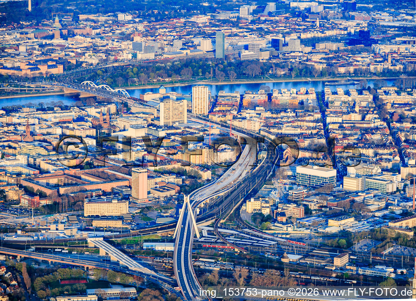 Baustelle der neugebauten Hochstraße Süd (B37) vom Hauptbahnhof bis zur Konrad-Adenauer-Brücke über den Rhein in Ludwigshafen am Rhein im Bundesland Rheinland-Pfalz, Deutschland