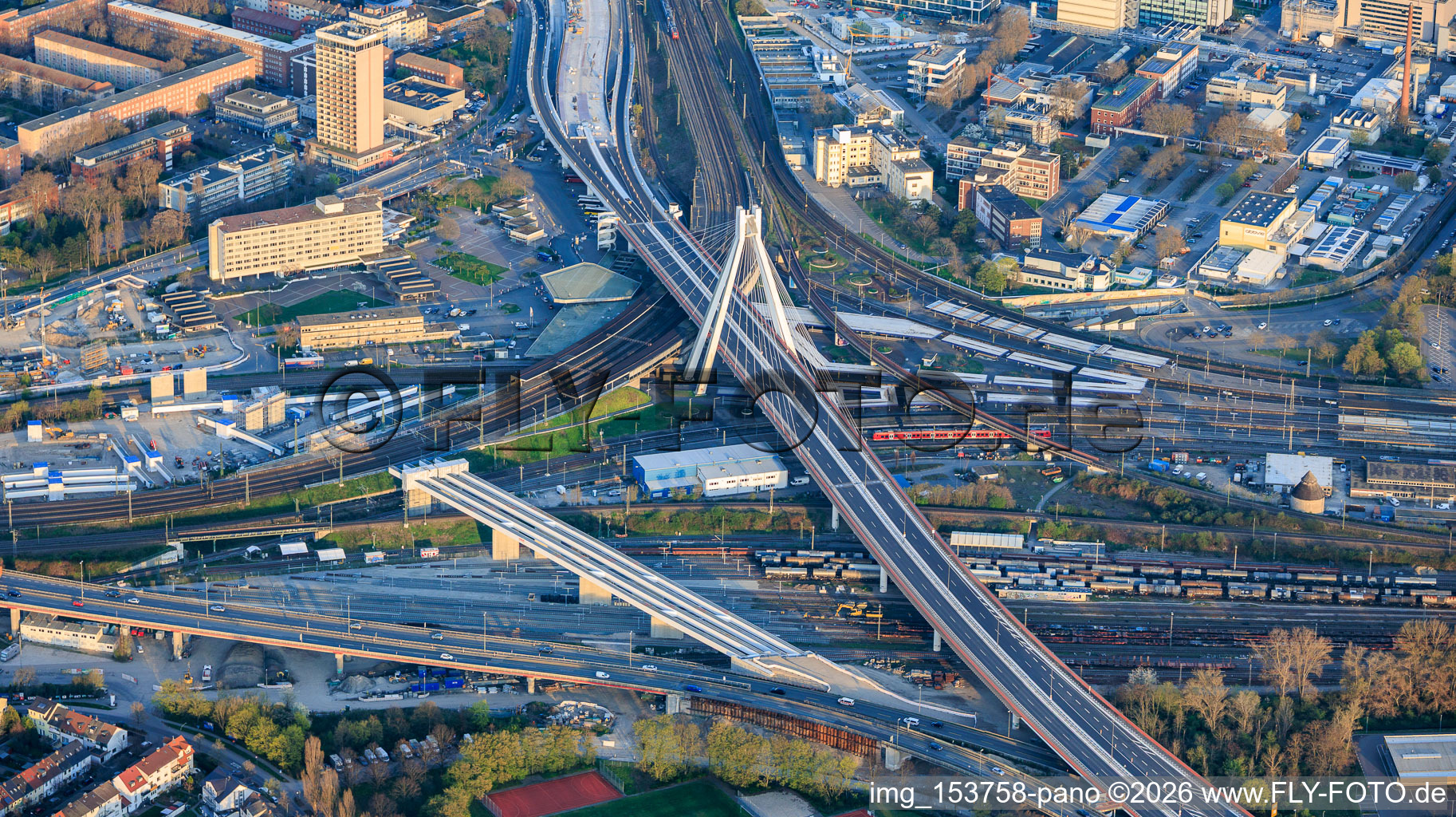 Pylonbrücke der B37 über den Bahnuhof und Brückenbaustelle für die Anbindung der Hochstraße Süd am Hauptbahnhof im Ortsteil Mitte in Ludwigshafen am Rhein im Bundesland Rheinland-Pfalz, Deutschland