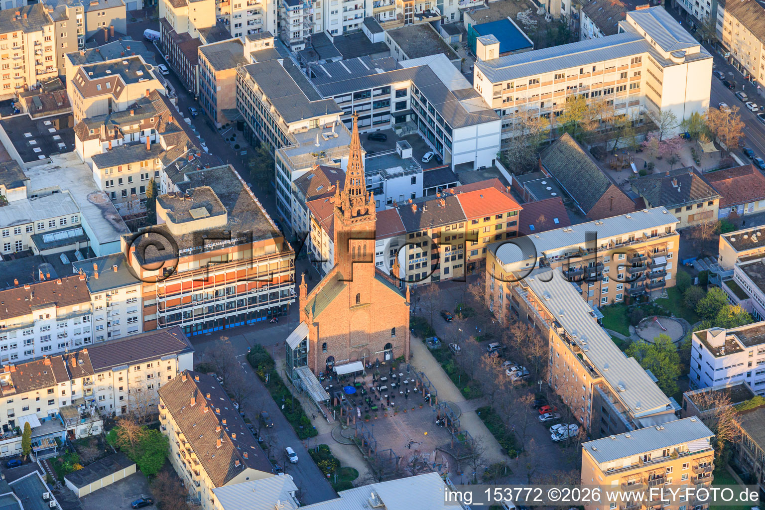 Lutherplatz mit Pizzeria La Torre Da Angelo in der ehemaligen Lutherkirche im Ortsteil Mitte in Ludwigshafen am Rhein im Bundesland Rheinland-Pfalz, Deutschland