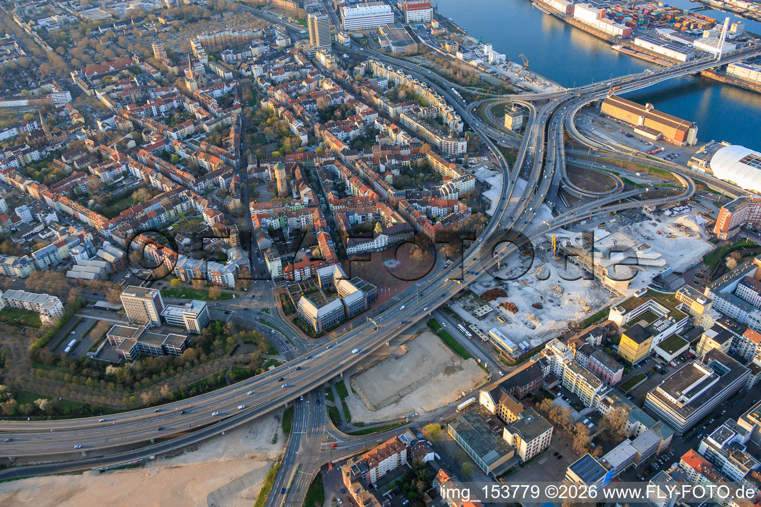 Gelände der künftigen Helmut-Kohl Allee auf dem Grund des bis auf die Grundmauern abgerissenen, ehemaligen Rathaus Center an der noch abzureissenden Hochstraße Nord(B44) im Ortsteil Mitte in Ludwigshafen am Rhein im Bundesland Rheinland-Pfalz, Deutschland