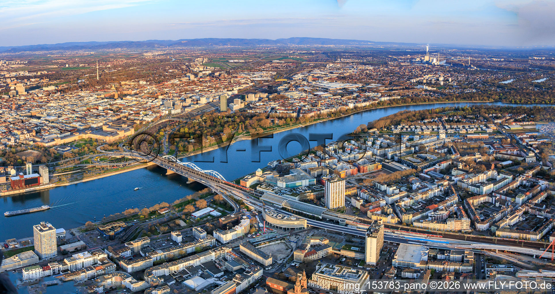 Stadtpanorama aus Nordwesten am Rheinufer vom Zollhof bis zur Parkinsel mit Konrad-Adenauer-Brücke und Berliner Platz im Ortsteil Mitte in Ludwigshafen am Rhein im Bundesland Rheinland-Pfalz, Deutschland