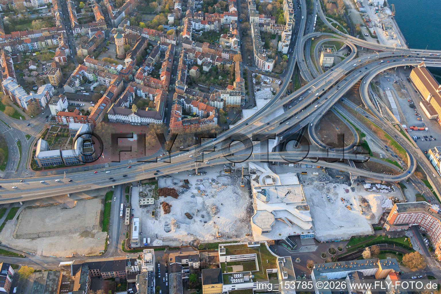 Gelände der künftigen Helmut-Kohl Allee auf dem Grund des bis auf die Grundmauern abgerissenen, ehemaligen Rathaus Center an der noch abzureissenden Hochstraße Nord(B44) im Ortsteil Mitte in Ludwigshafen am Rhein im Bundesland Rheinland-Pfalz, Deutschland