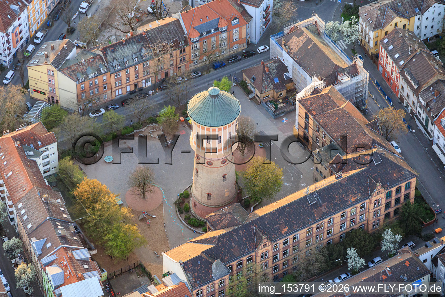 Grundschule Gräfenauschule und historischer Wasserturm im Ortsteil Hemshof in Ludwigshafen am Rhein im Bundesland Rheinland-Pfalz, Deutschland