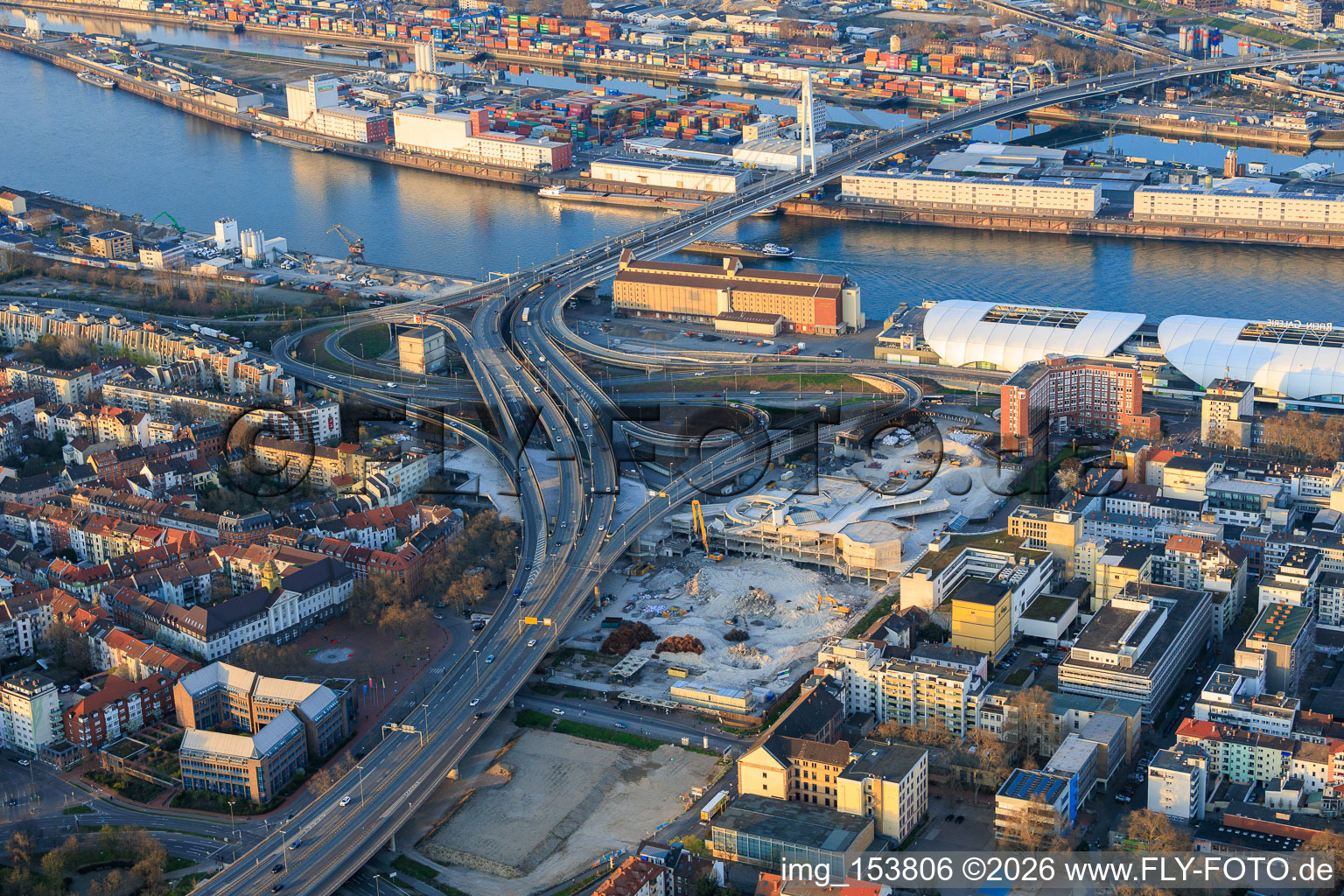 Brückenauffahrt der abzureisenden Hochstraße Nord(B44) zur Konrad-Schuhmacher Rheinbrücke mit Würfelbunker, die ab August 2026 abgerissen werden soll im Ortsteil Mitte in Ludwigshafen am Rhein im Bundesland Rheinland-Pfalz, Deutschland