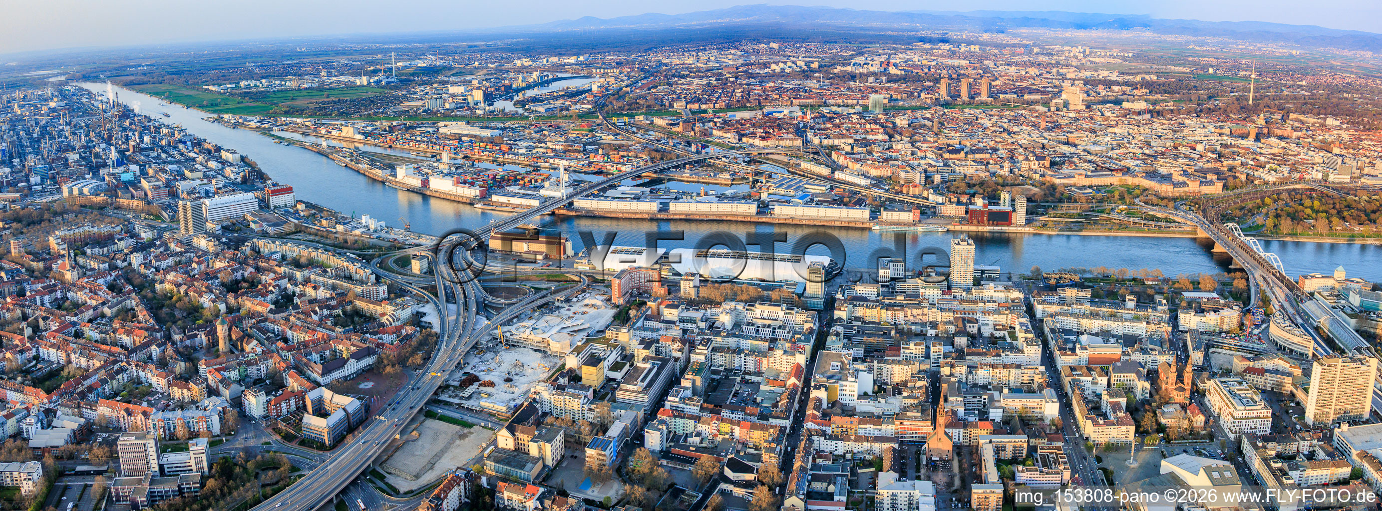 Stadtpanorama am Rhein aus Westen von der BASF bis zur Konrad-Adenauer-Brücke im Ortsteil Mitte in Ludwigshafen am Rhein im Bundesland Rheinland-Pfalz, Deutschland
