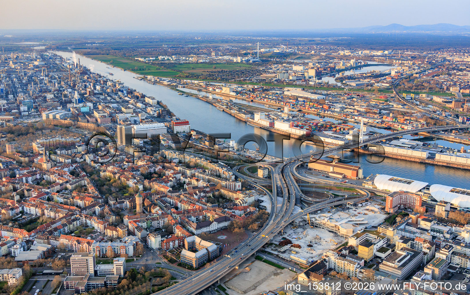 Stadtansicht am Rhein von Südwesten gegenüber dem Rheinhafen von Mannheim im Ortsteil Hemshof in Ludwigshafen am Rhein im Bundesland Rheinland-Pfalz, Deutschland