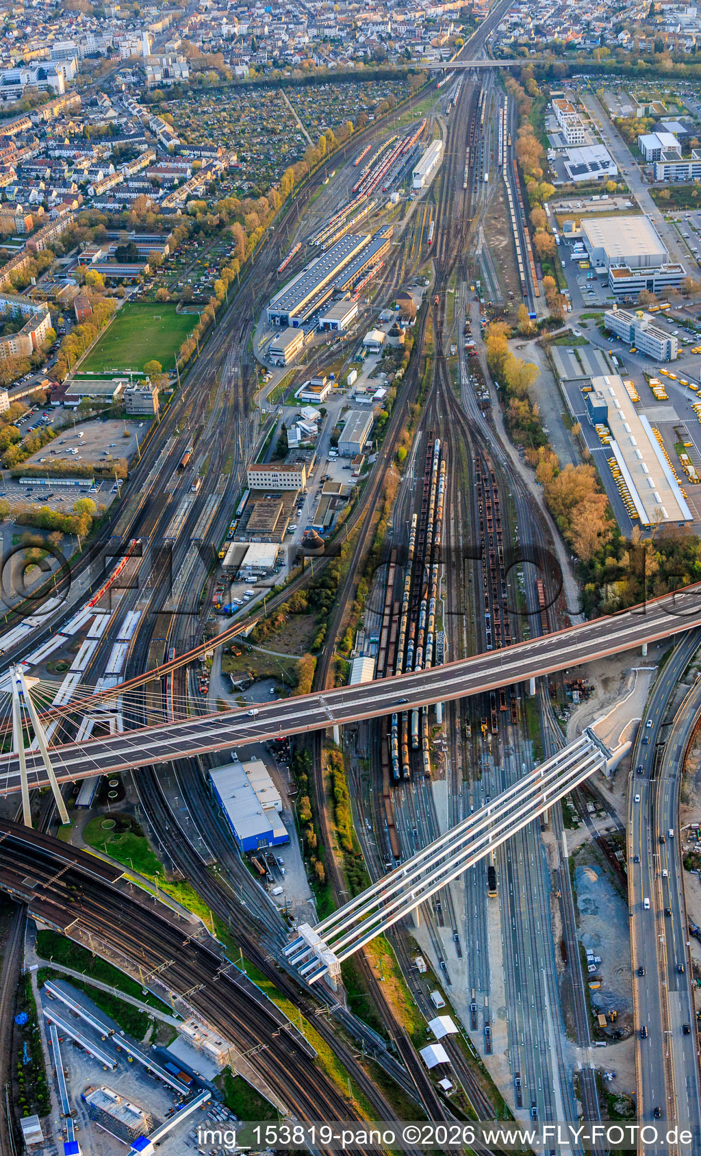 Hauptbahnhof und Rangierbahnhof von Norden im Ortsteil Süd in Ludwigshafen am Rhein im Bundesland Rheinland-Pfalz, Deutschland